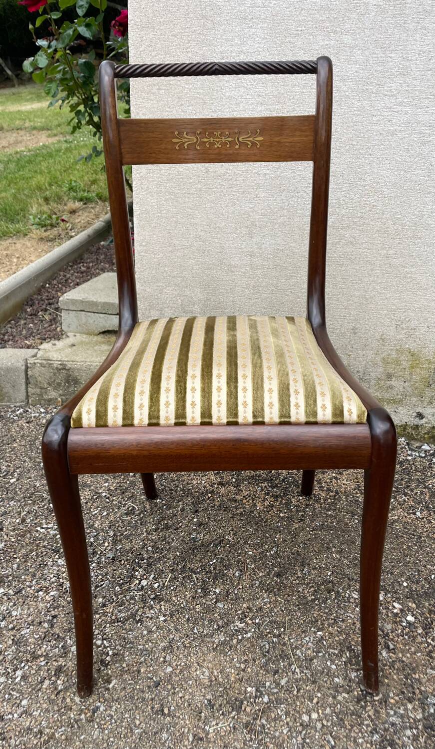 Table with two extensions and 6 mahogany chairs from the 19th century.