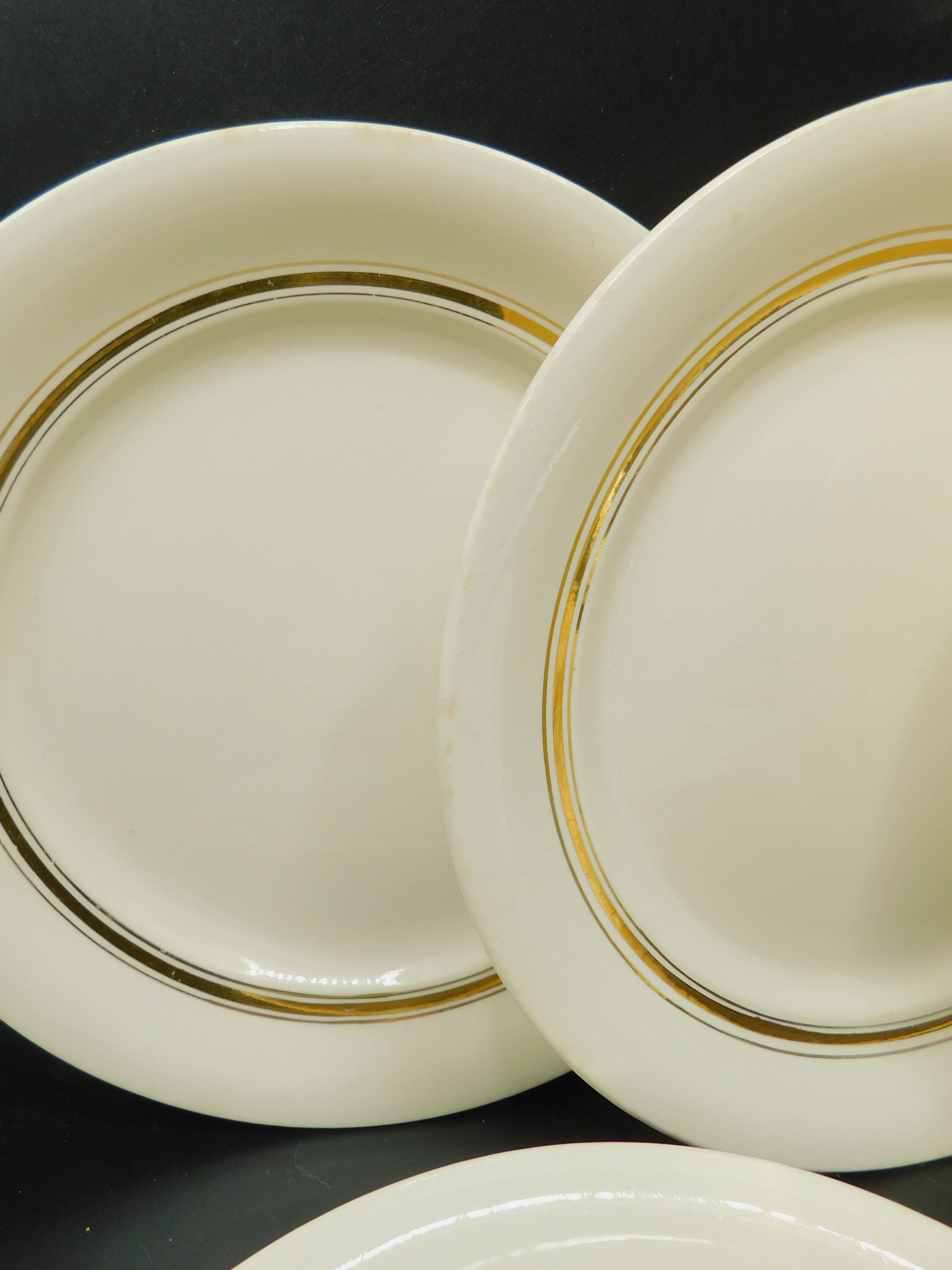 8 flat plates Villeroy - Boch Mettlach - Cream and Gold.