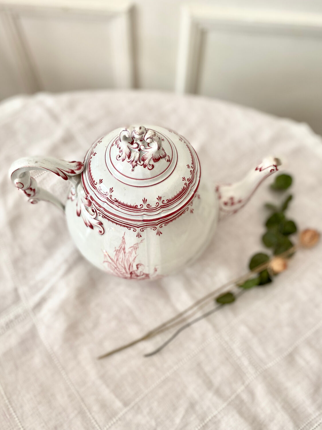 Teapot and its English style sugar bowl fine earthenware from Creil and Montereau. Model "Pink crests" late 19th around 1876