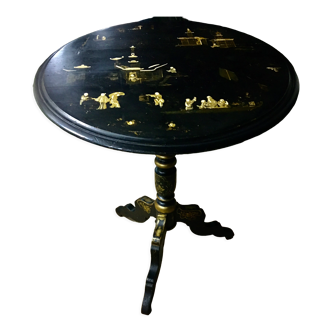 Pedestal table tilting Napoleon lll. Blackened wood.