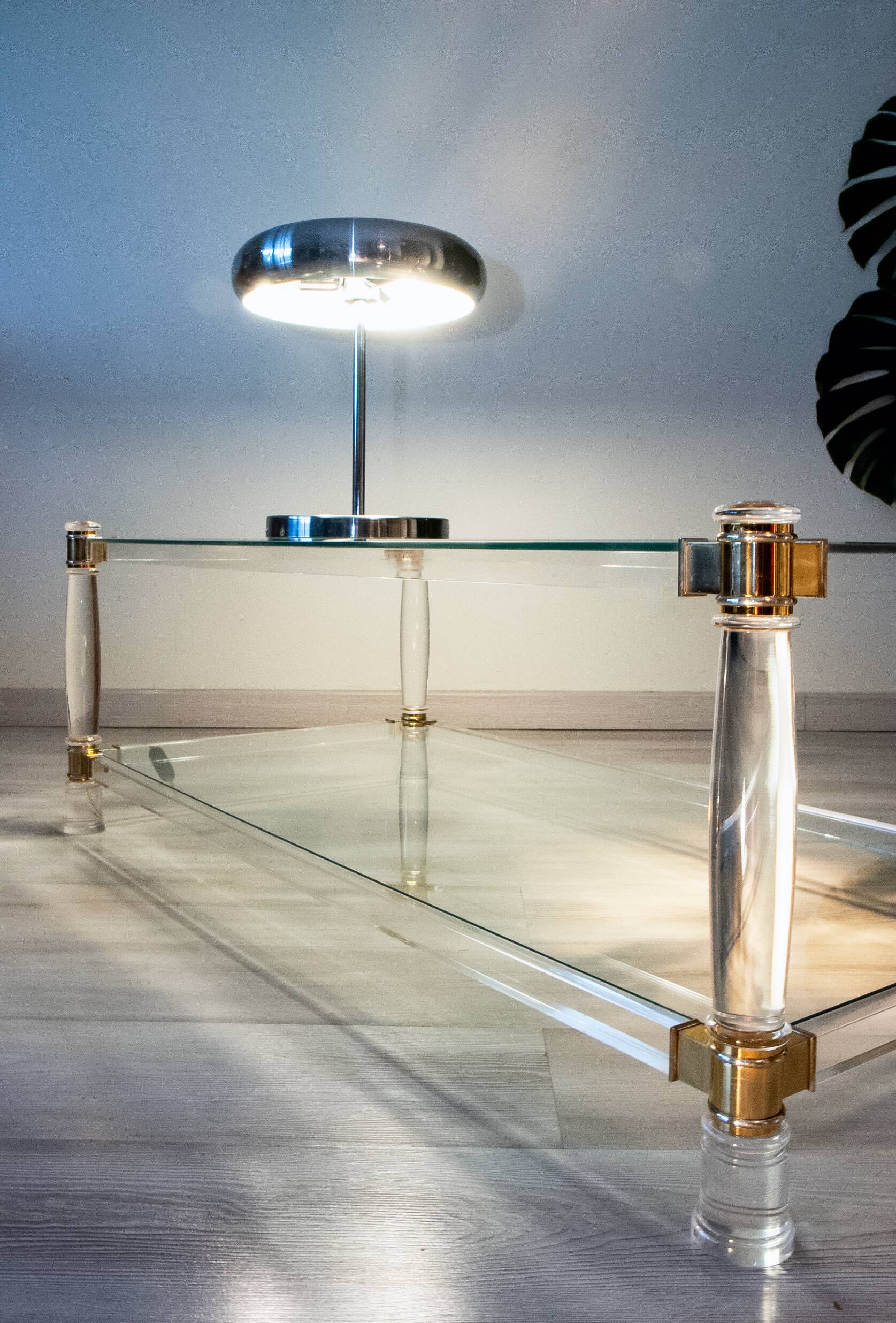 Table basse verre, plexiglas et laiton, 1970-80