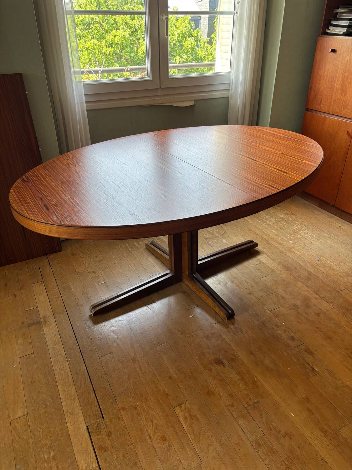 Extendable oval table