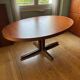 Extendable oval table