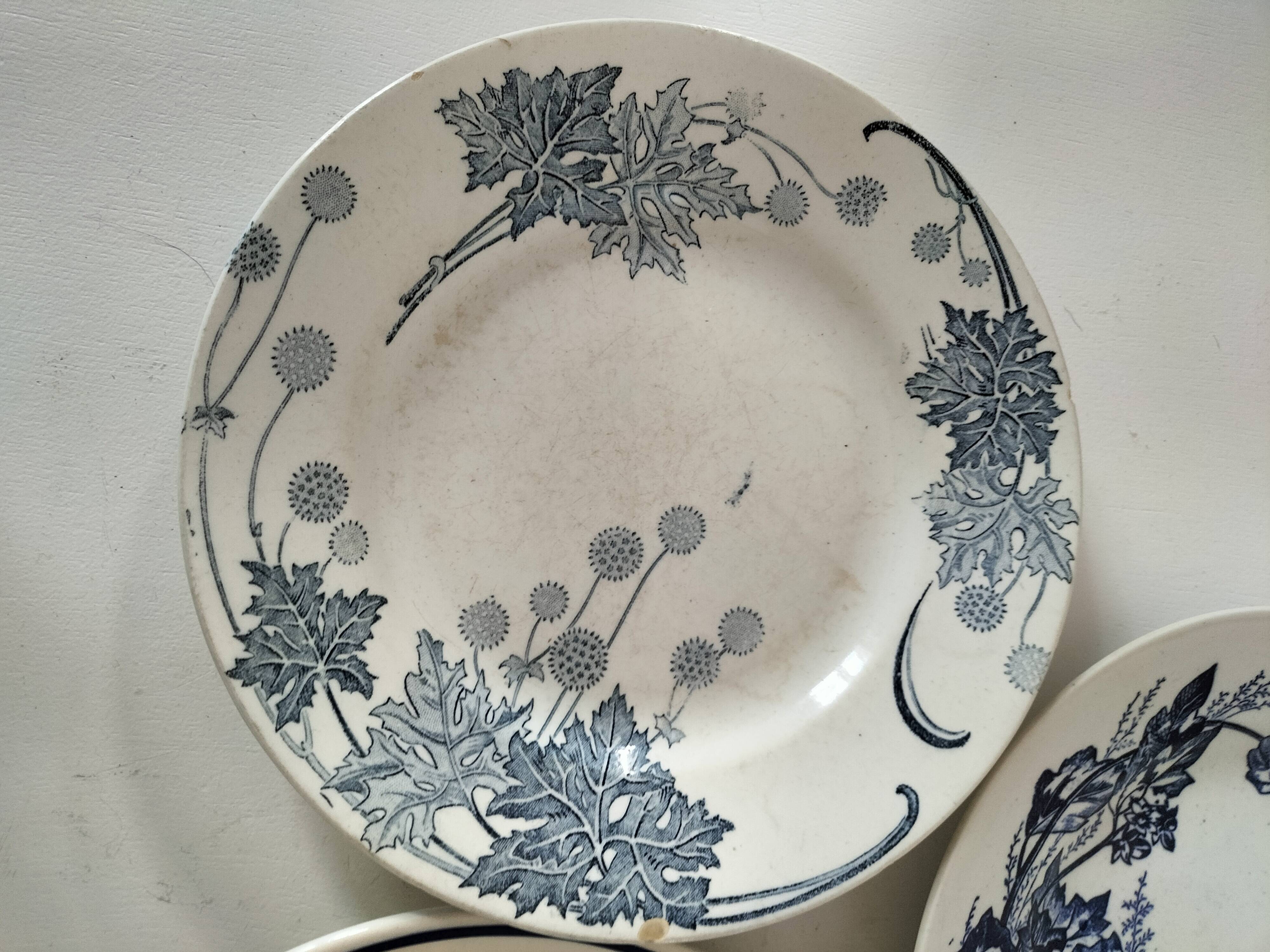 8 ironstone plates from the 19th century in blue camaïeu, mixed manufacturers.