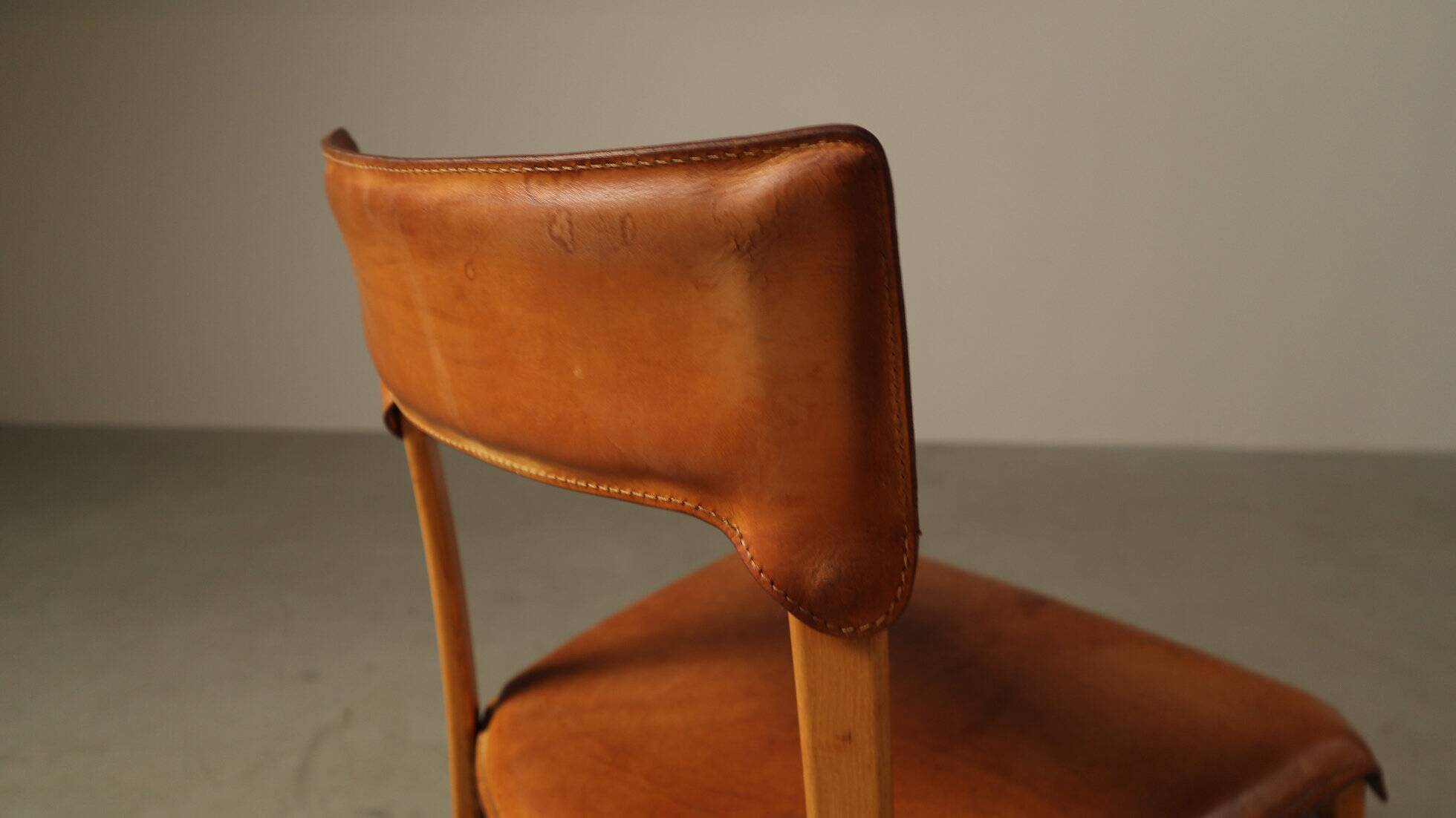 Ensemble de cinq chaises de salle à manger italiennes en cuir cognac, années 1990.