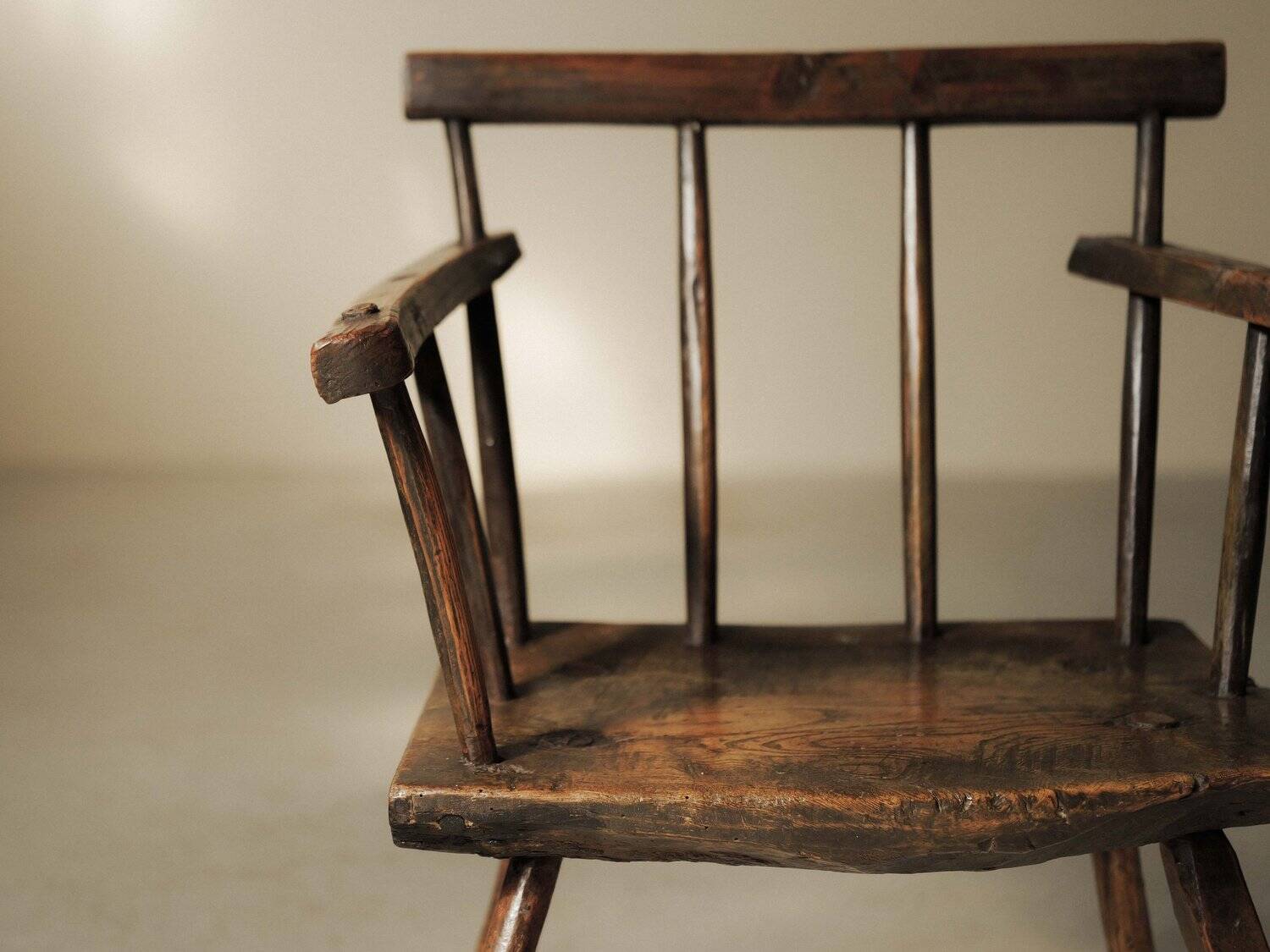 Fauteuil en bois massif, art populaire, Royaume-Uni , XIXᵉ siècle