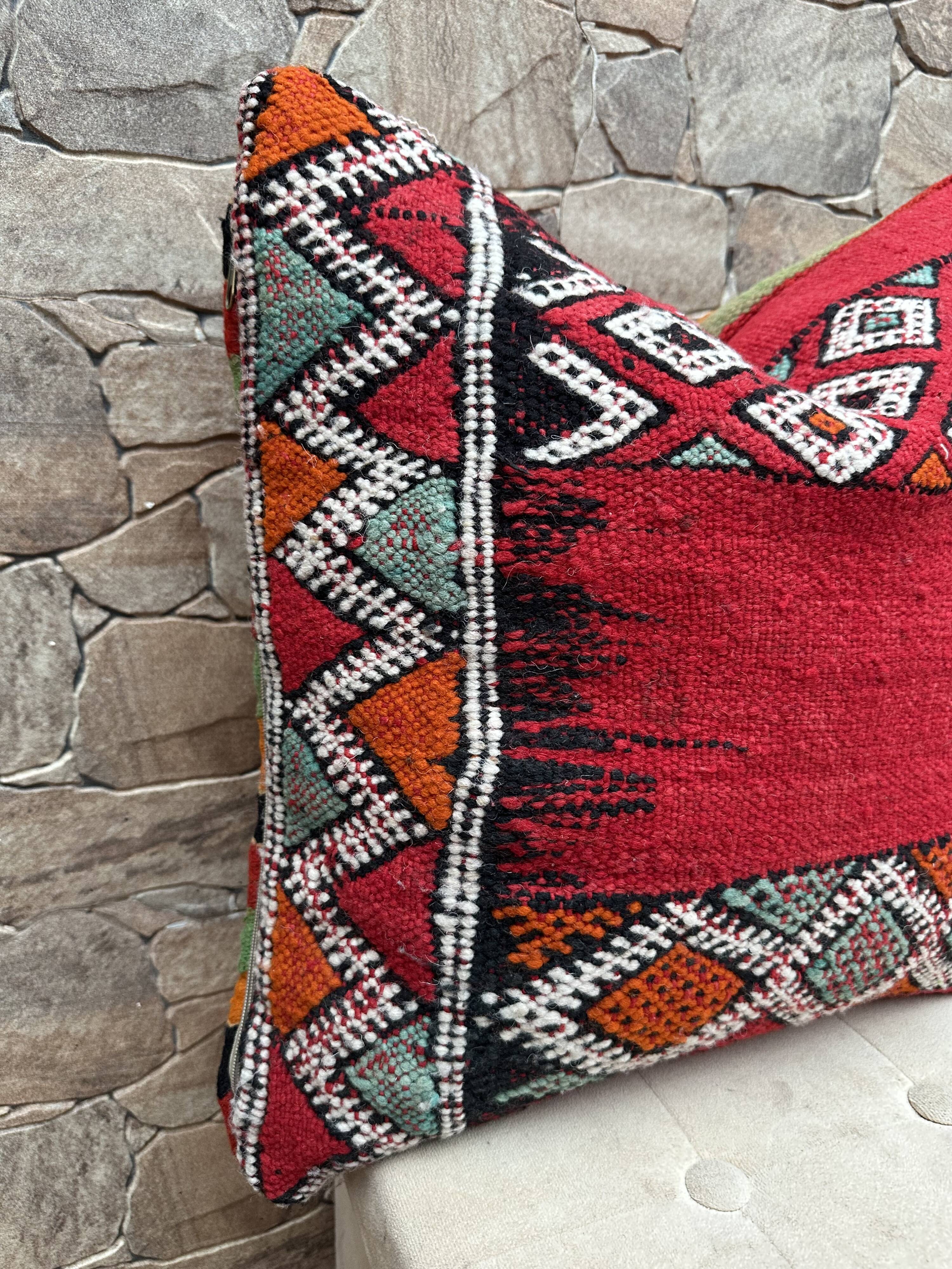 Vintage cushion cover in Berber kilim: Moroccan wool cushion.