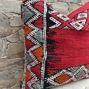Vintage cushion cover in Berber kilim: Moroccan wool cushion.