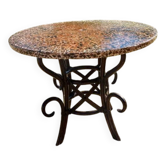 Table vintage en rotin et plateau ciment et pierre reconstituées