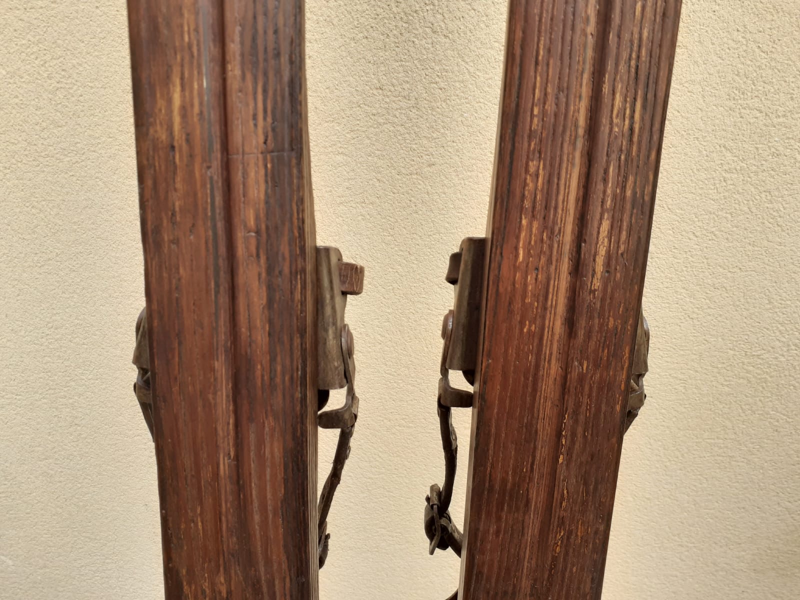 Ancienne paire de skis en bois