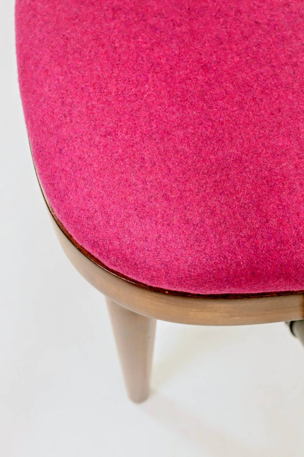 Chaise rétro en bois cintré de style classique, revêtement en laine fuchsia, rénovée.