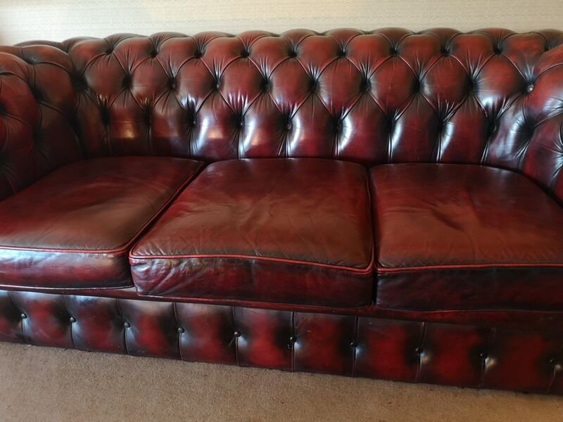 Three-seater burgundy burgundy leather chesterfield sofa