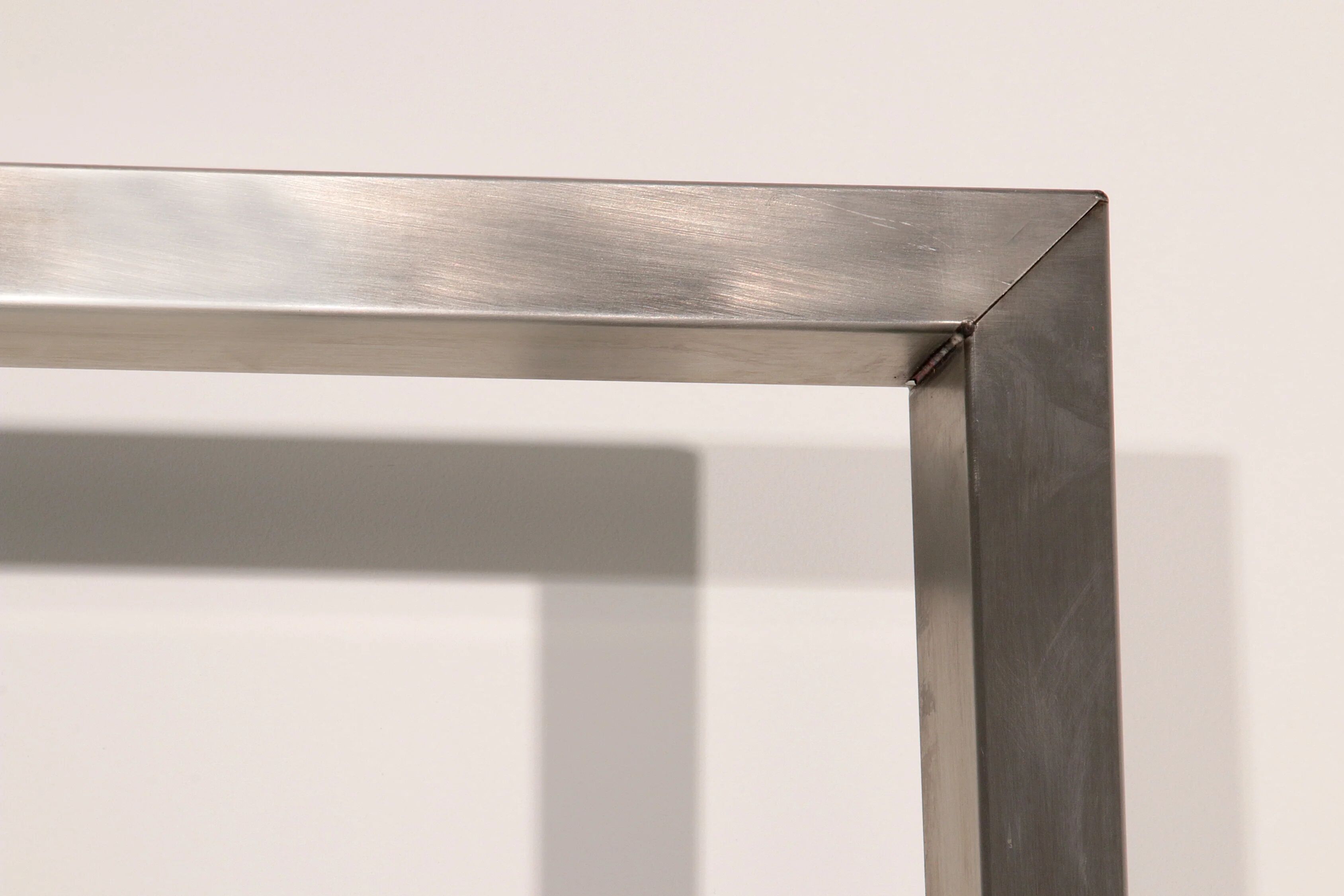 Cabinet d'angle Peter Ghyczy 1970 – modèle R16 emblématique en acier inoxydable et laiton