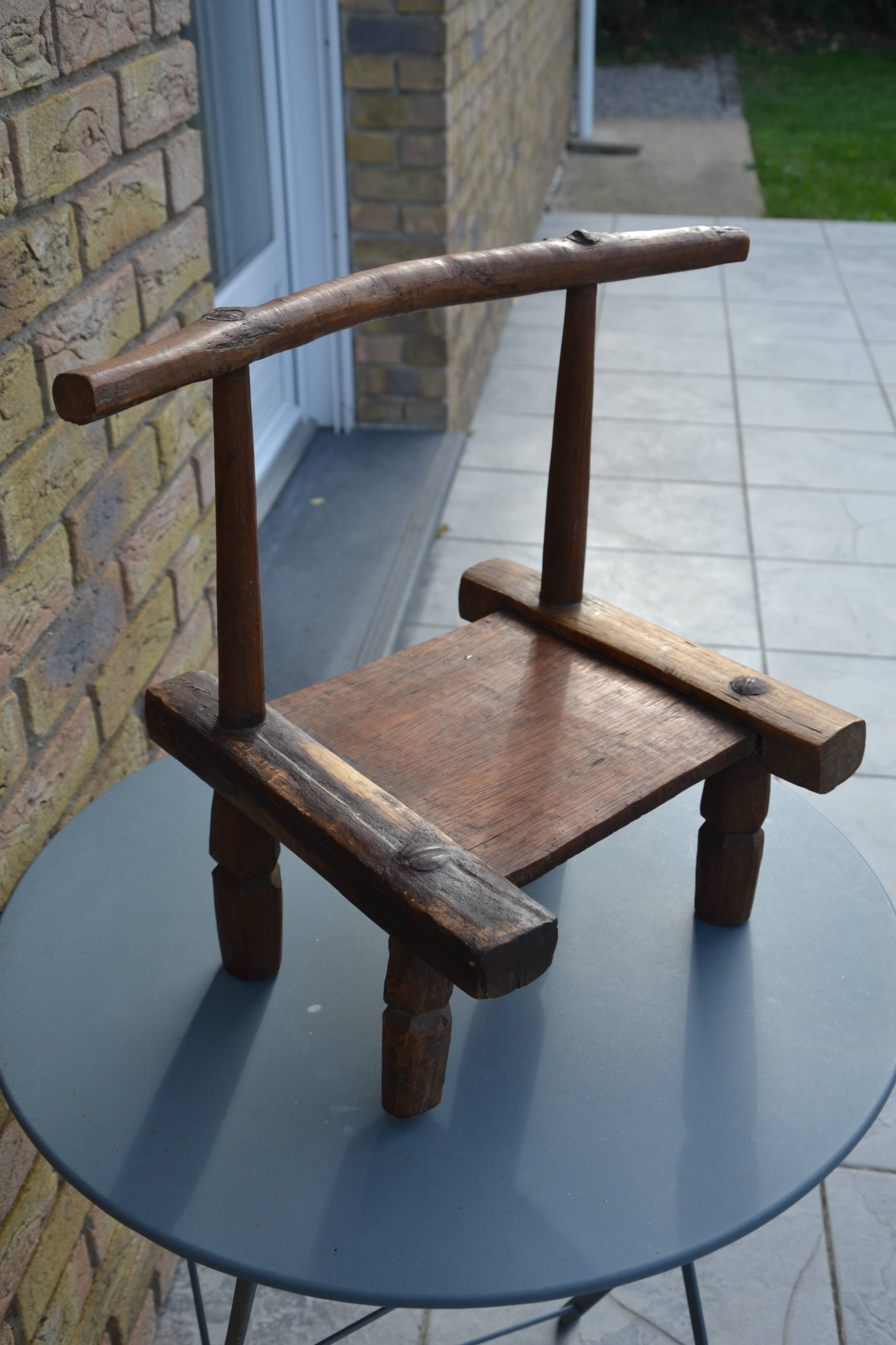 Petite chaise brutaliste