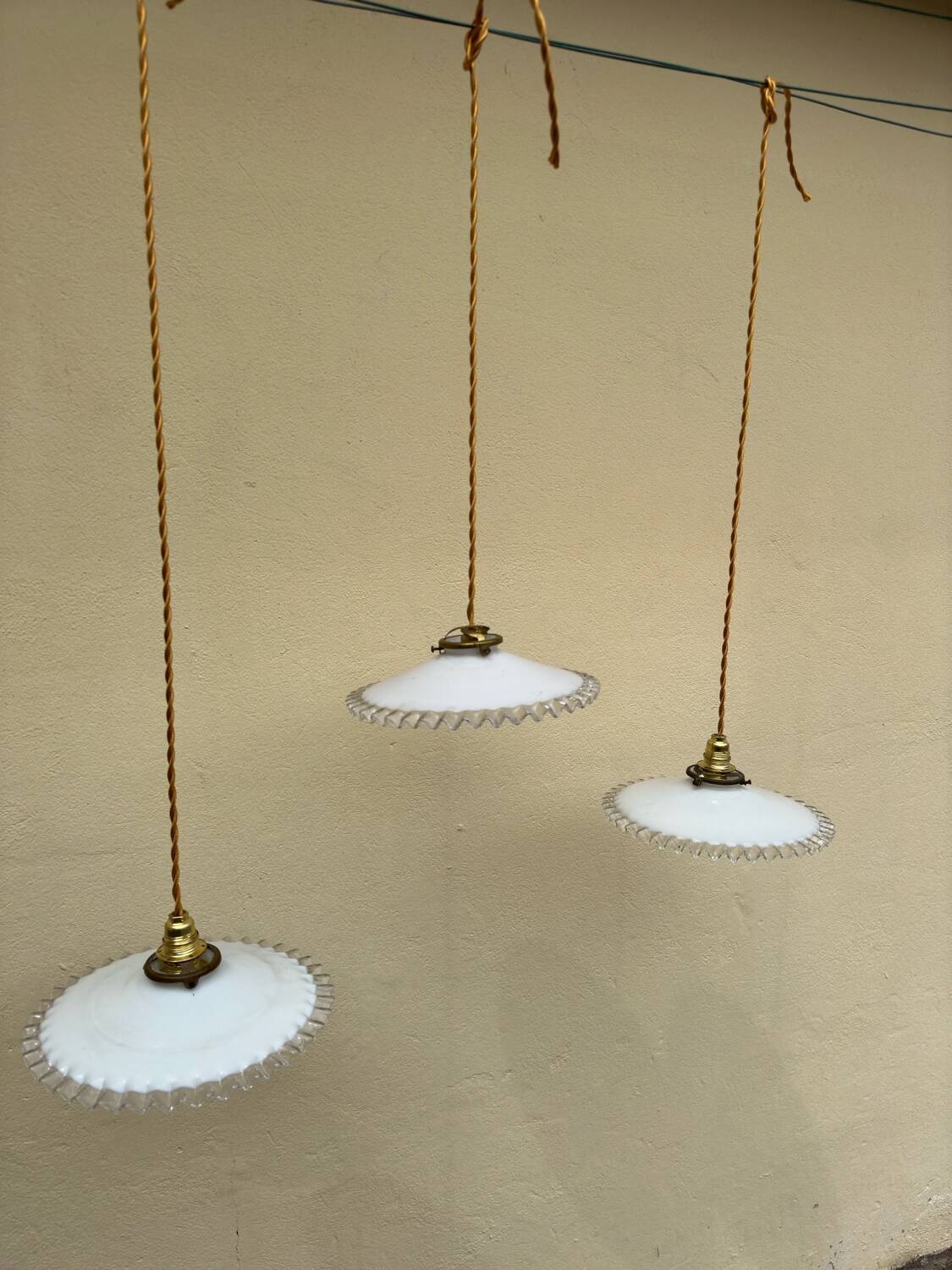 Trio suspension vintage abat jour opaline ondulée fils dorés lumière ancienne