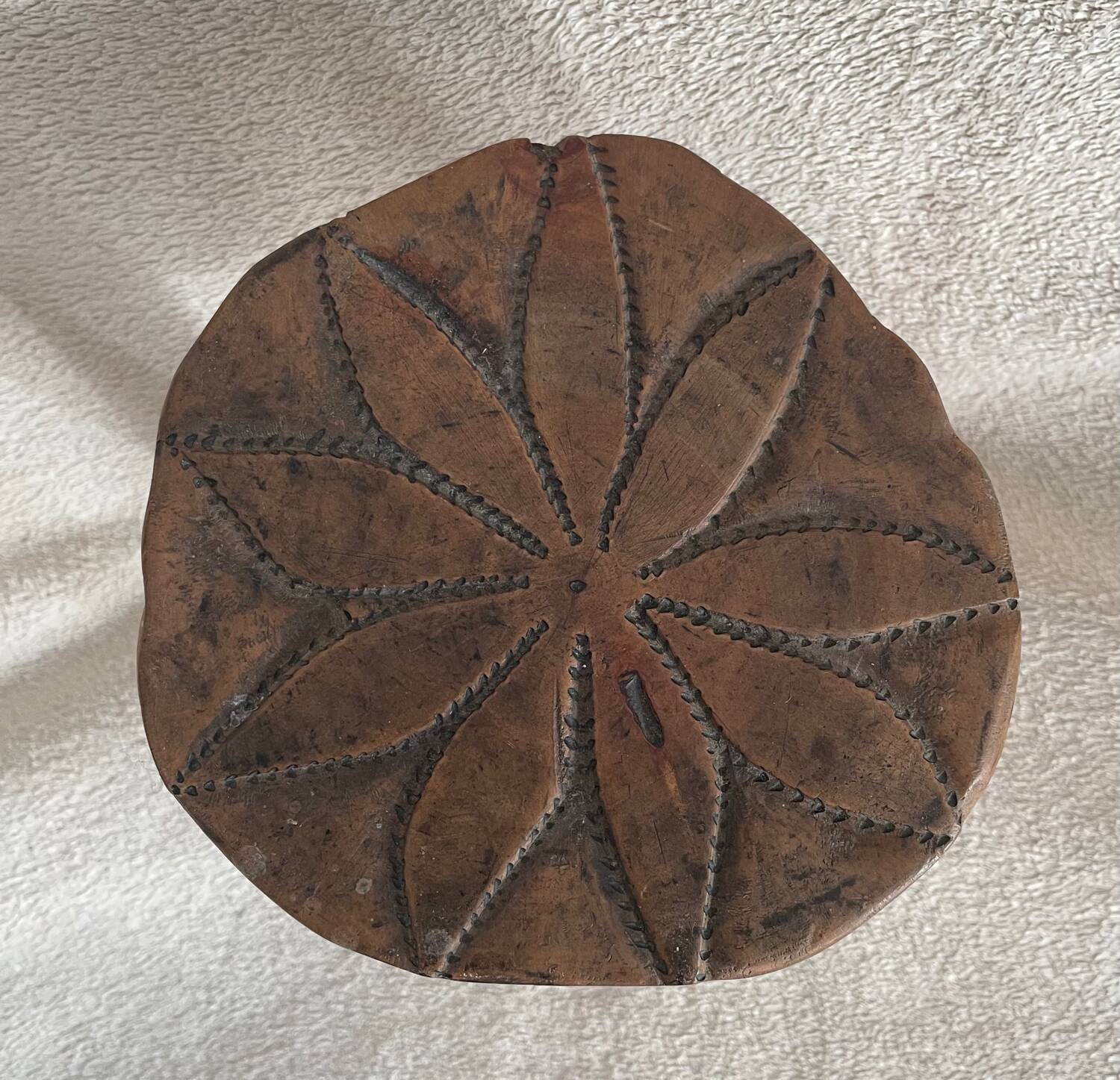 Petit tripode/sellette bois artisanal art brut