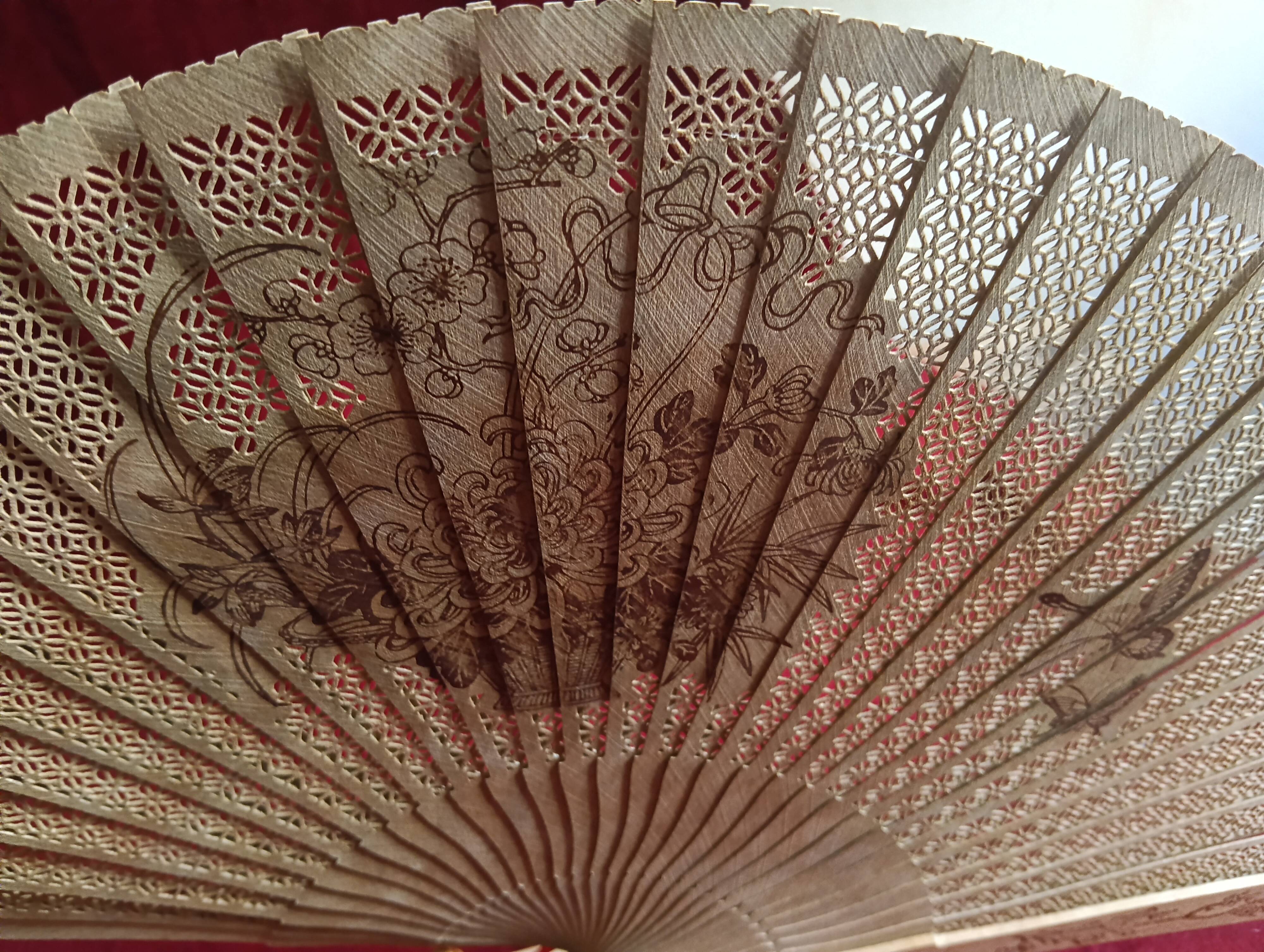 Eventail vintage en bois ajoure