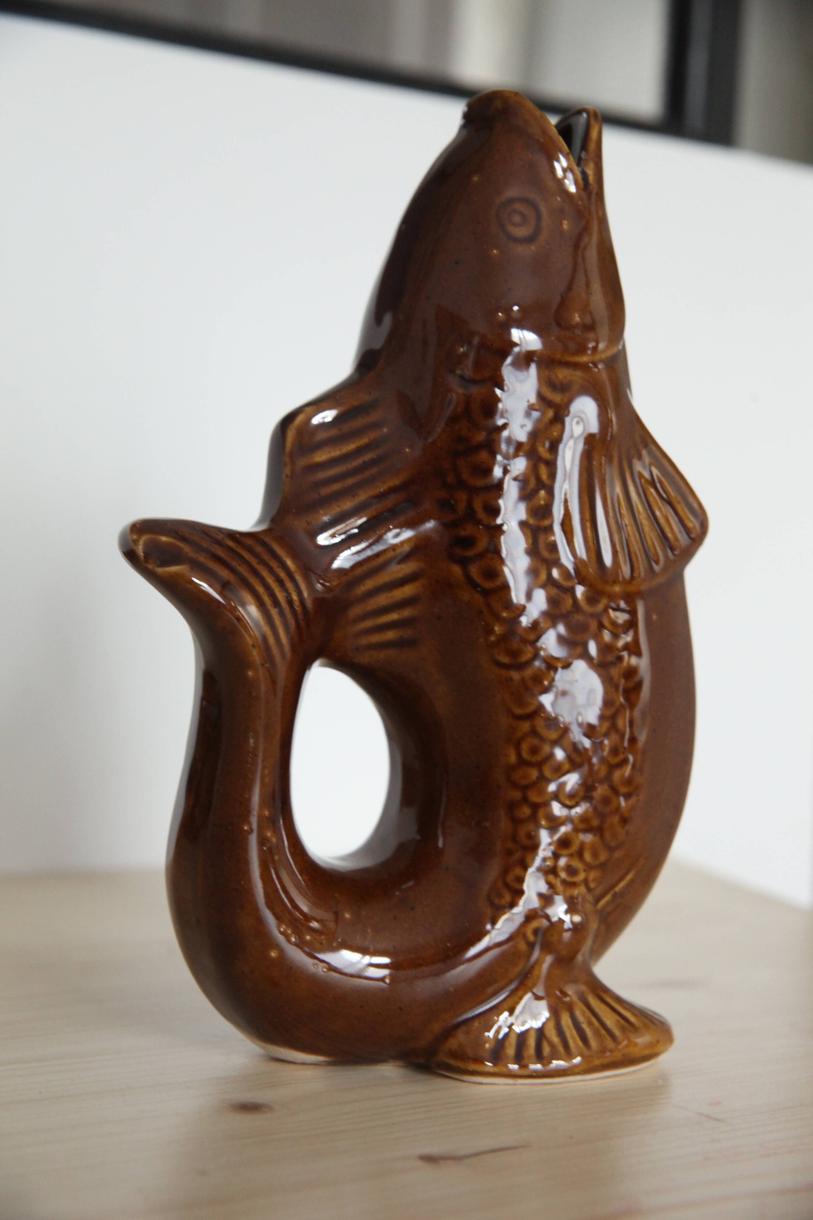Fish-shaped dabbling liquor service