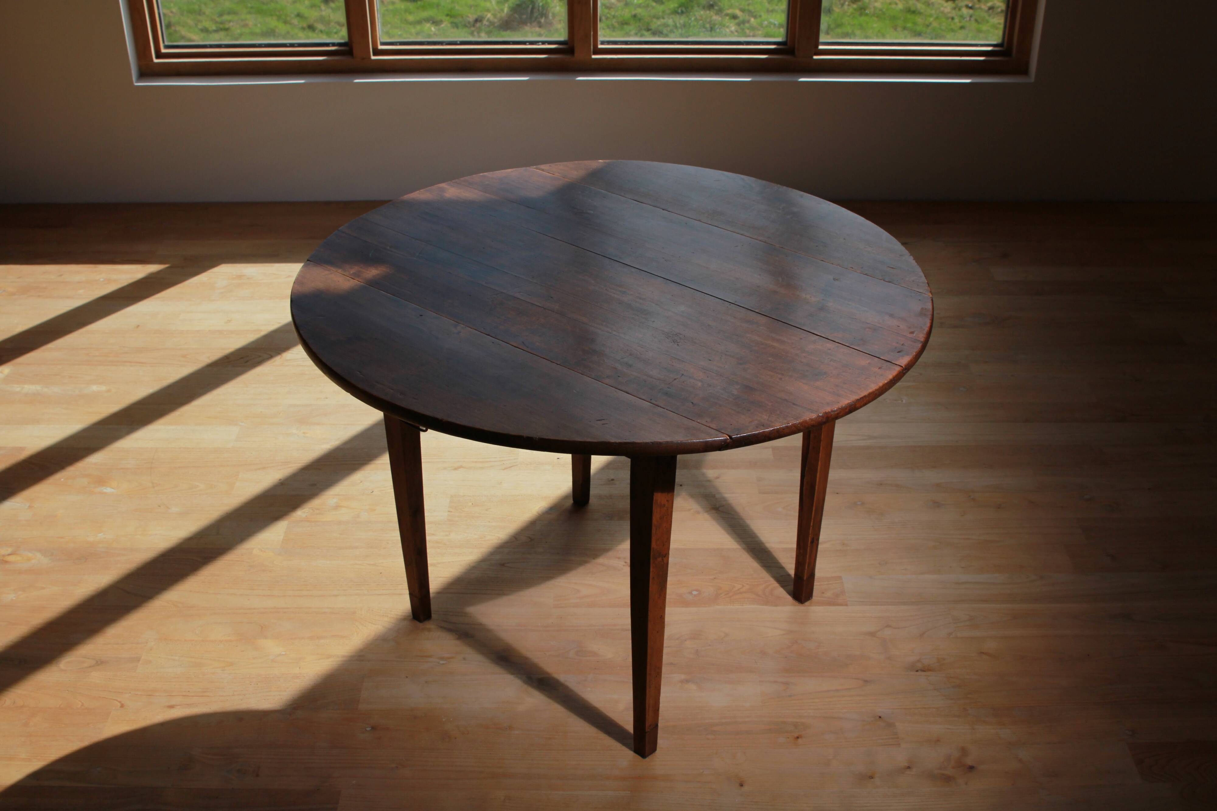 Round table in raw wood