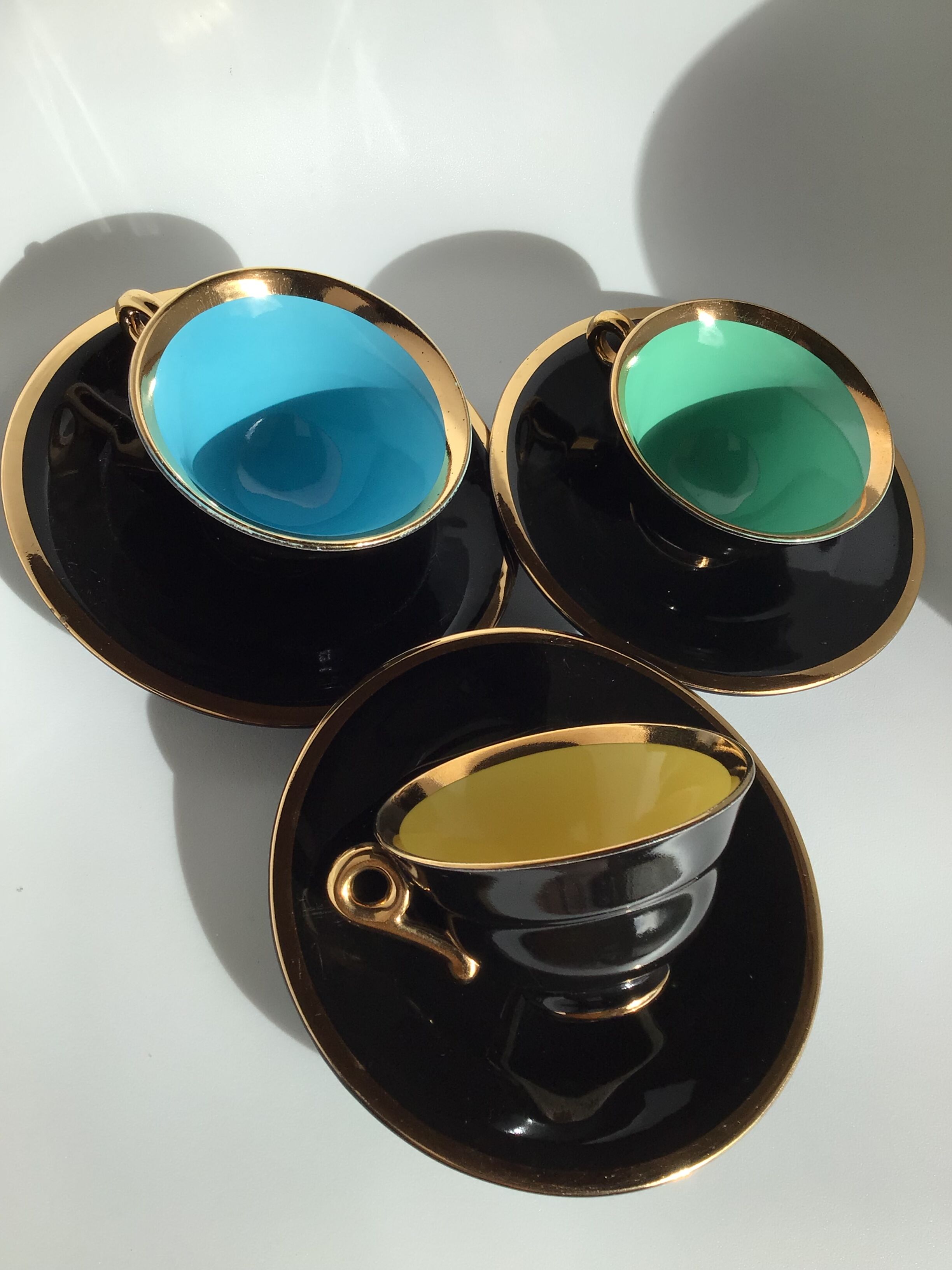 6 Black cups and colors Salins la Baule with saucers