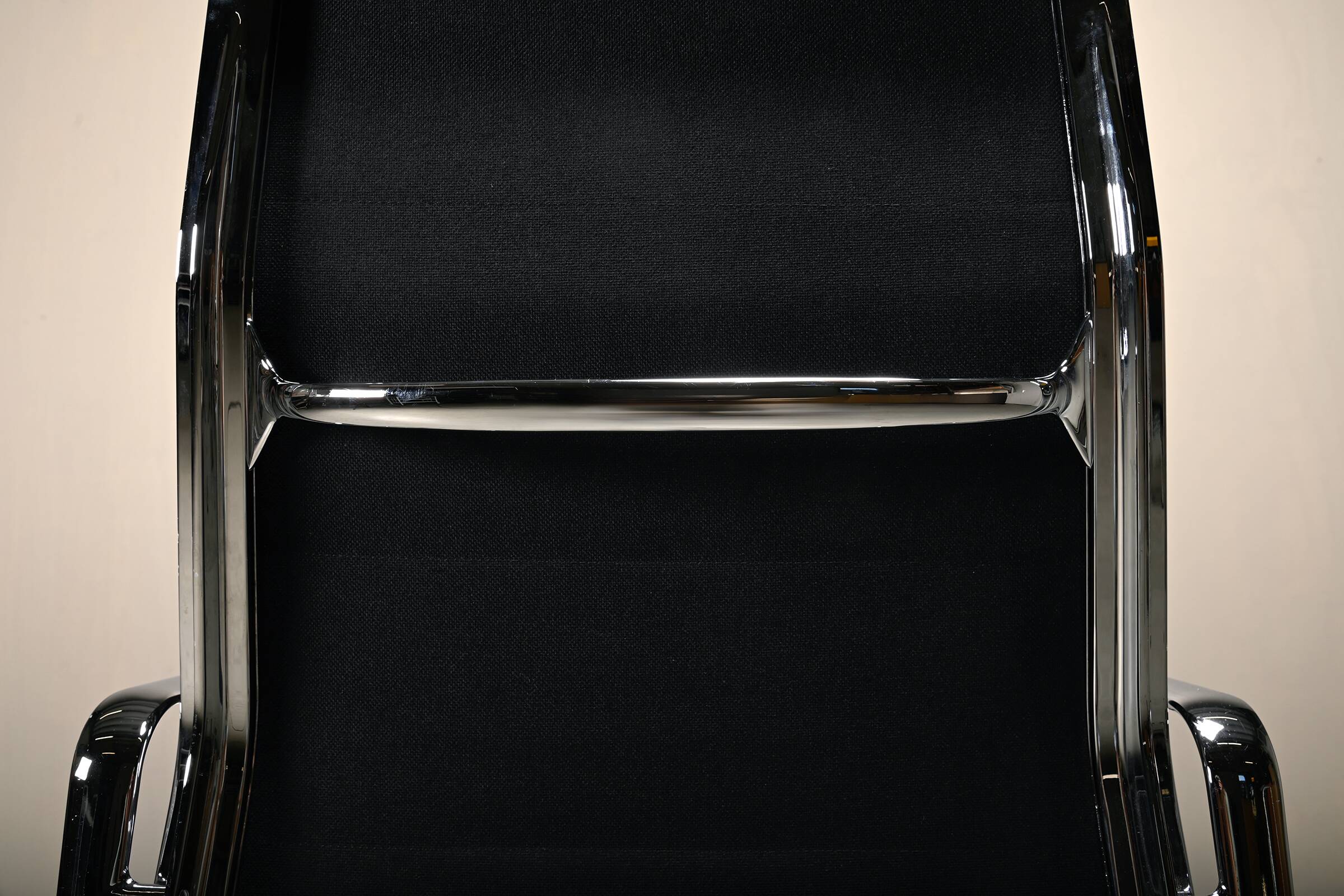 Charles & Ray Eames EA219 Office Chair in Chrome and Black leather, Vitra