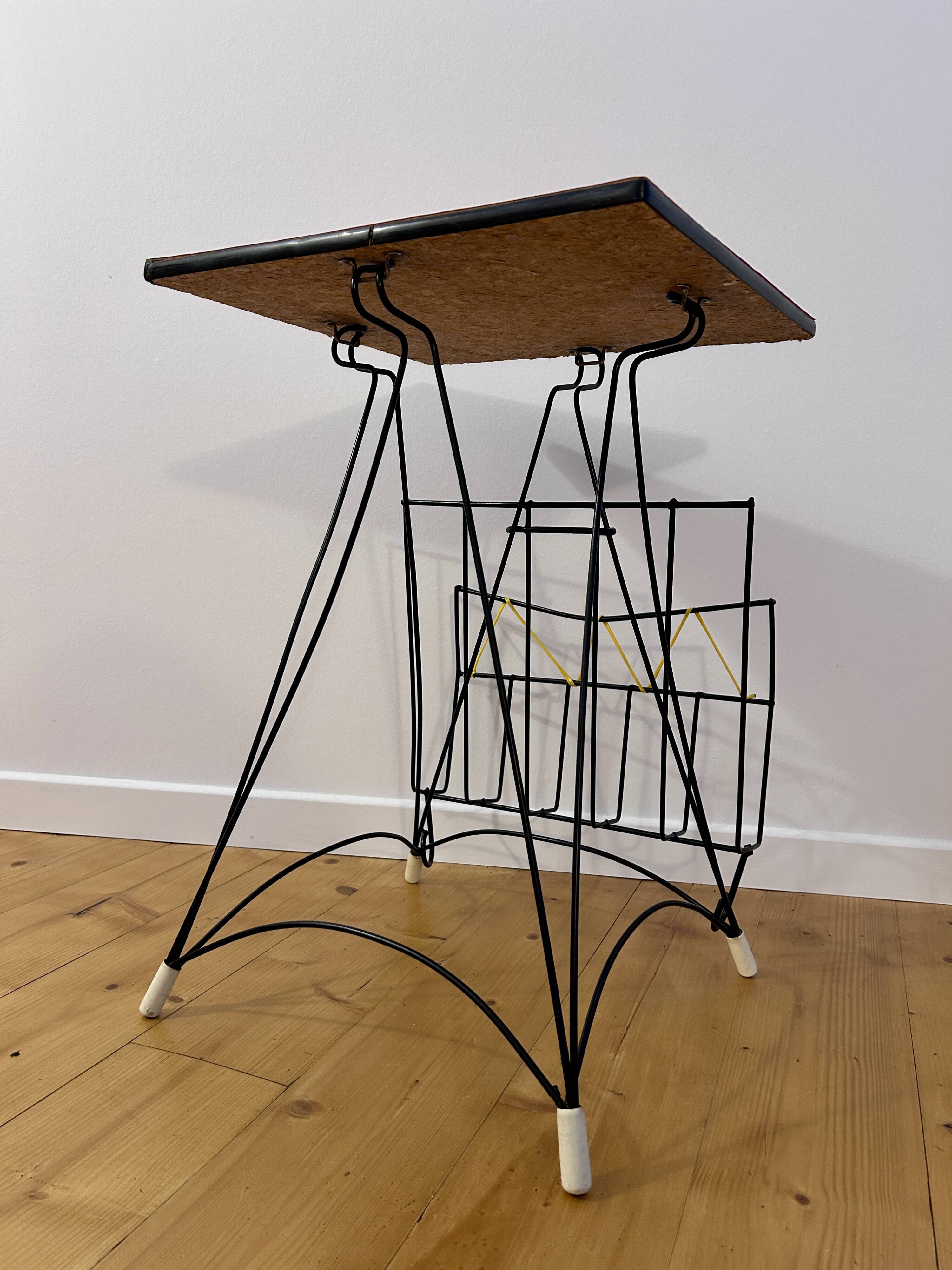 1960s Scoubidou magazine rack