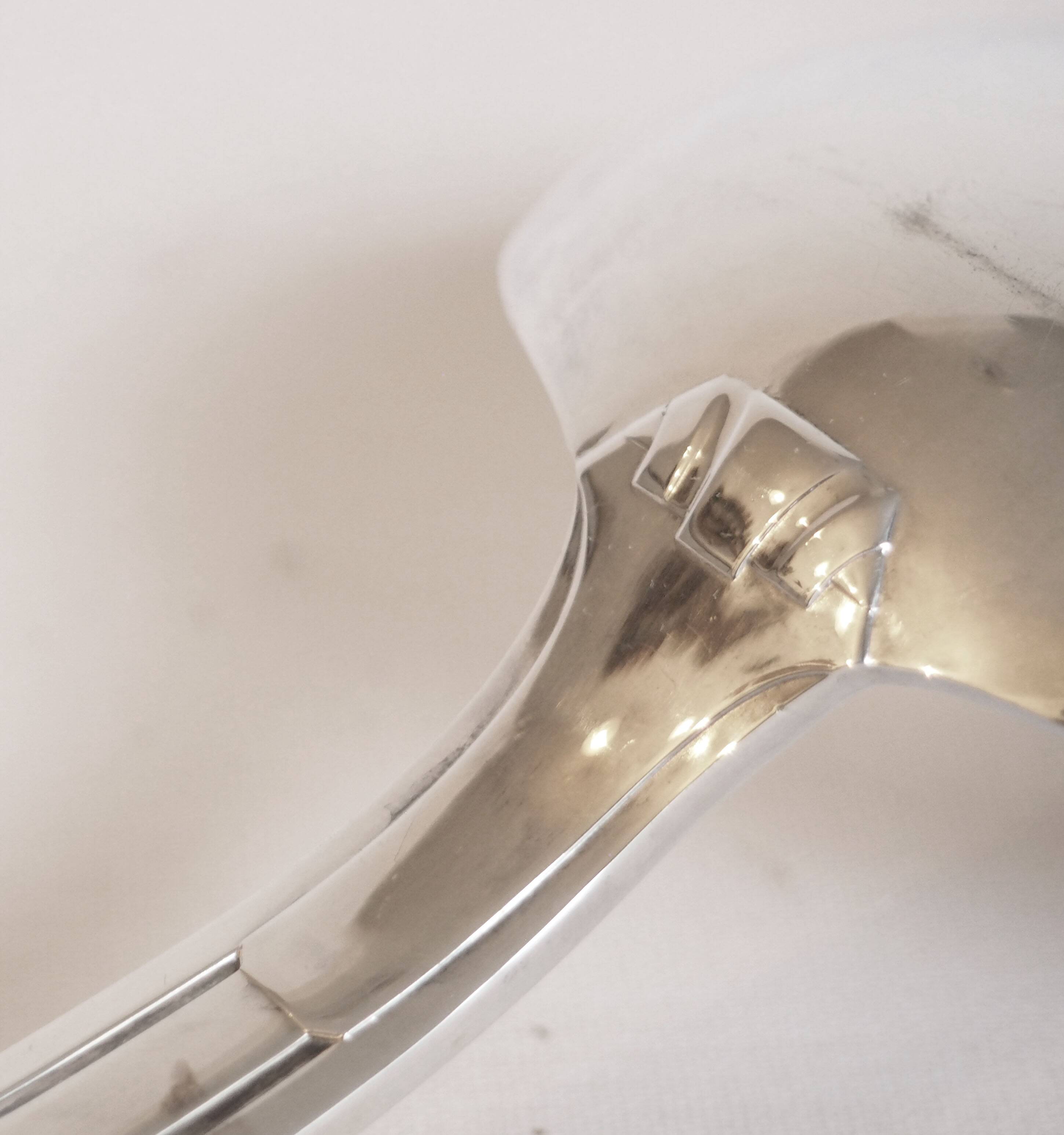 Service métal argenté 12 cuillères soupe, 12 fourchettes et louche.