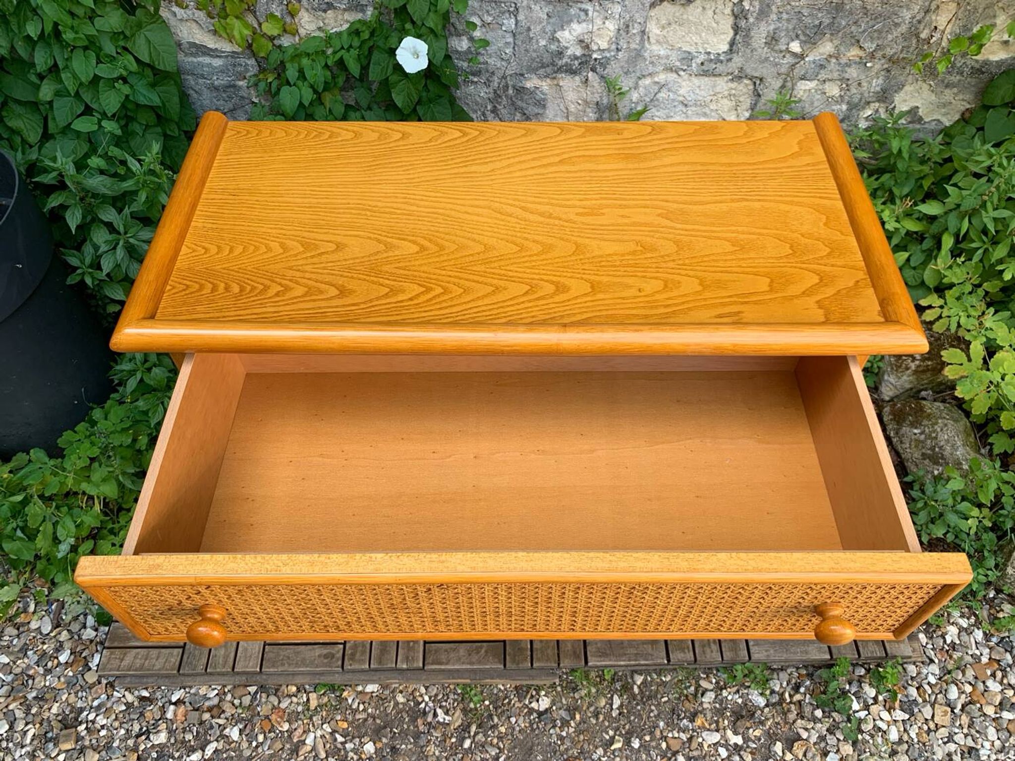 Dresser and its bedside table in rattan caning and vintage oak from the 1970s.