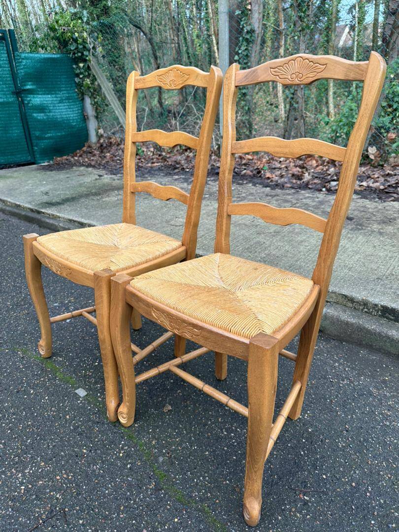 2 solid wood and rush-seated chairs in Louis XV style with shell carving from the 20th century.