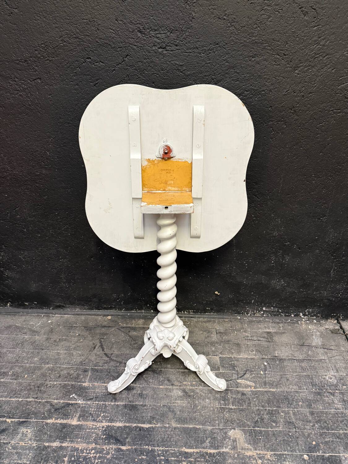 Guéridon, small painted wooden side table