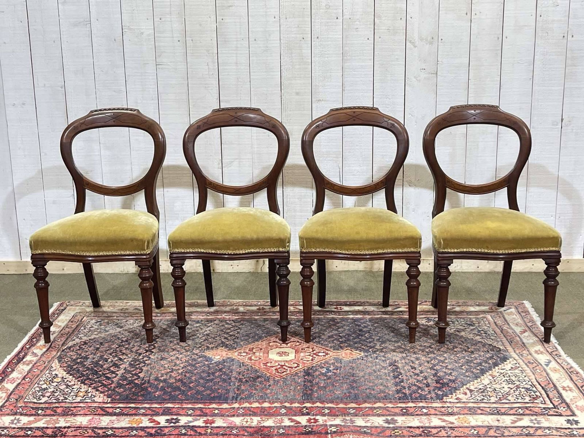 Suite de 4 chaises anglaises Victoriennes 19ème en Acajou