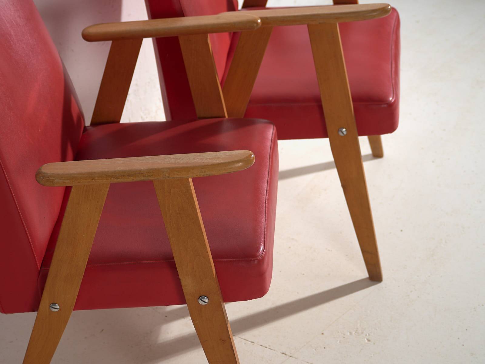 2 fauteuils rouges, vers 1960