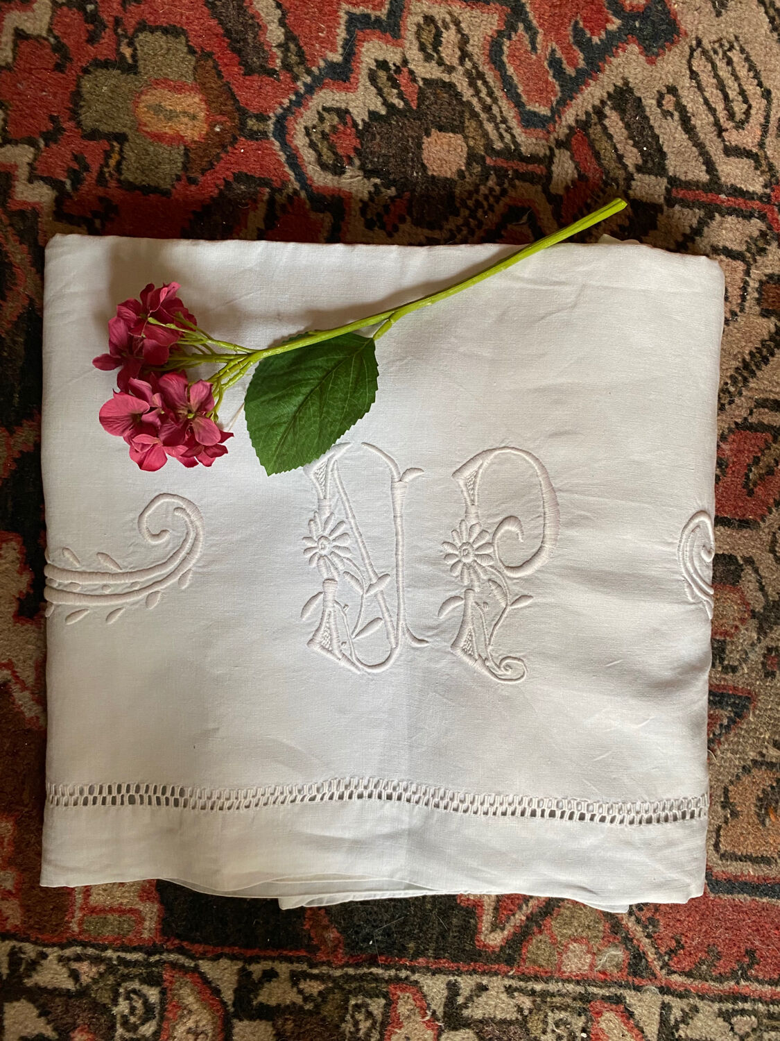 Drap ancien en fil de coton monogramme et brodé .