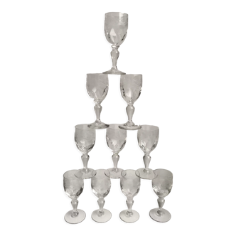 Lot de 10 petits verres à pieds liqueur en cristal gravé années 30