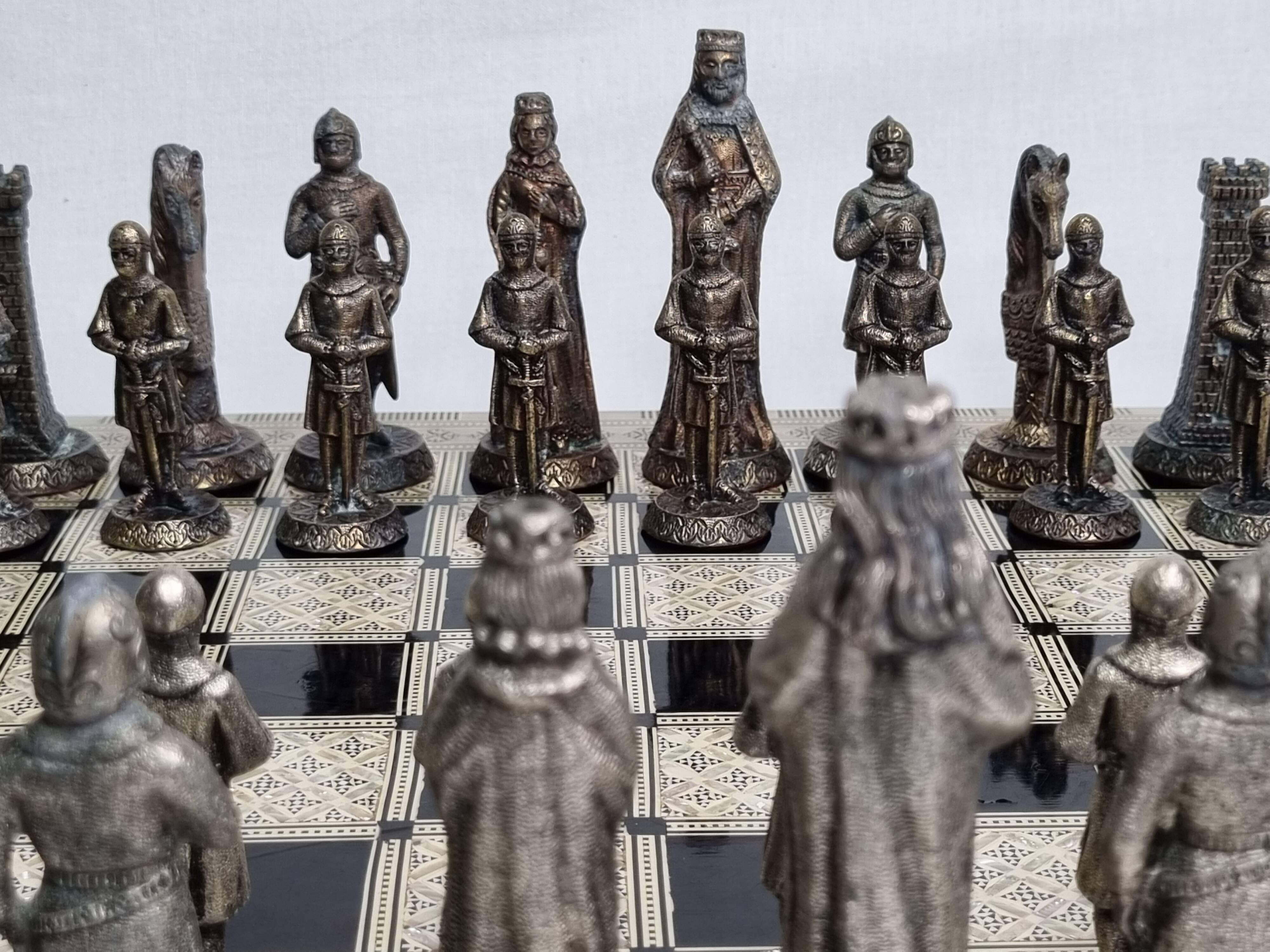 Vintage chess set in patinated metal alloy with a 39 cm chessboard from the 1980s.