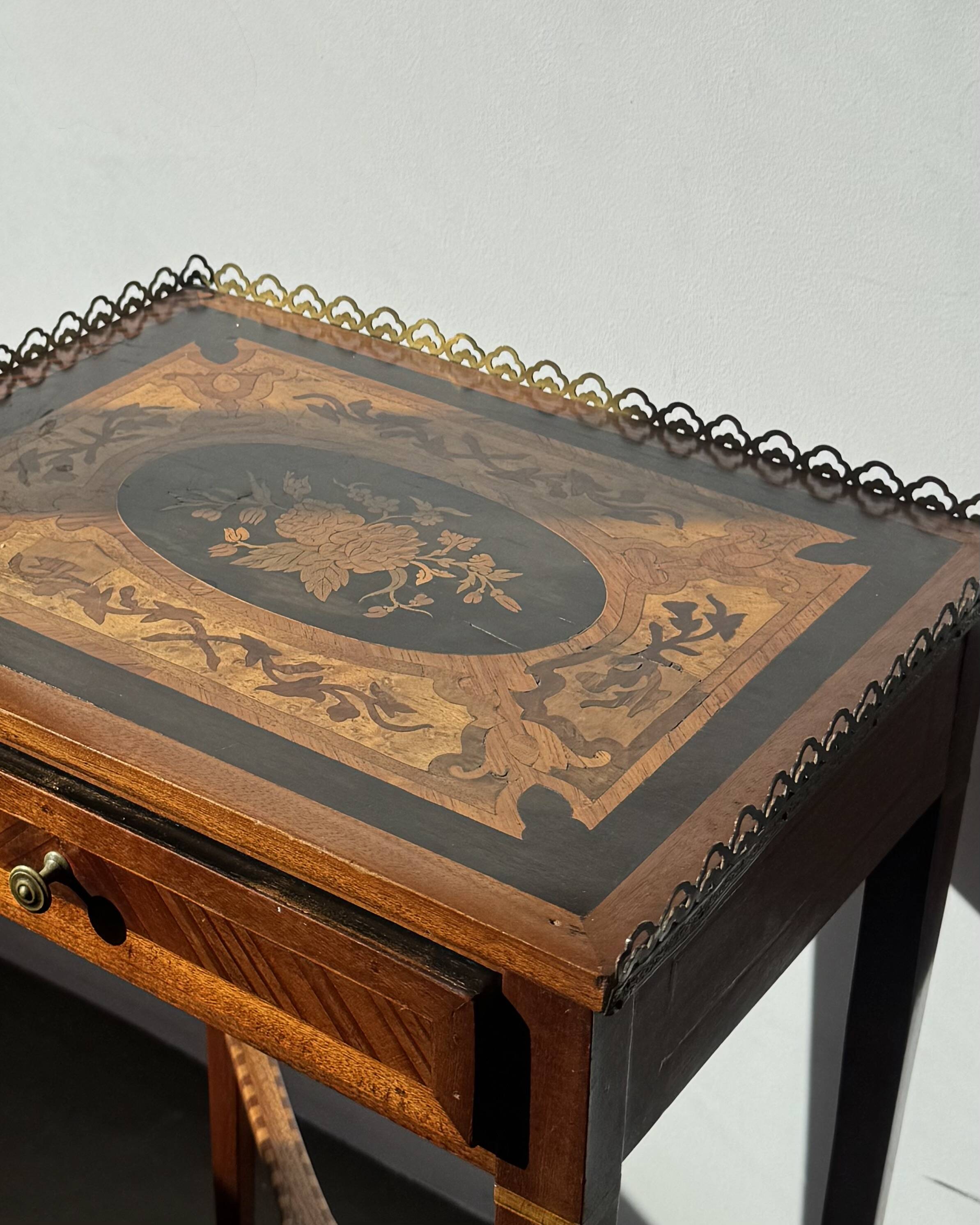 ELEGANCE - Side table in marquetry and brass