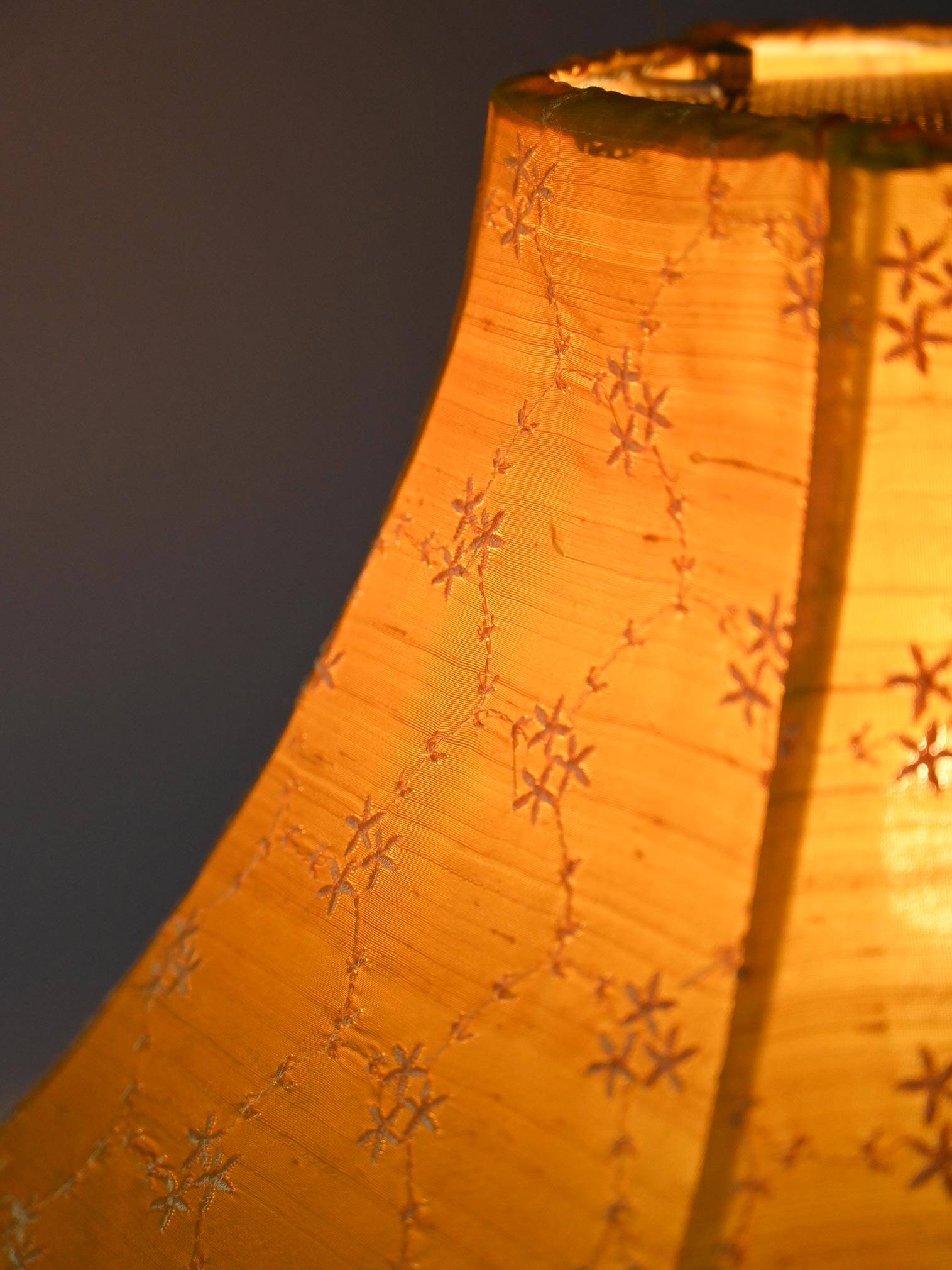 Lampadaire vintage en métal doré avec abat-jour jaune