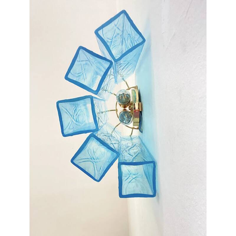 Impressionnante applique contemporaine composée d'éléments « carrés » en verre de Murano bleu clair.  Luxe moderne