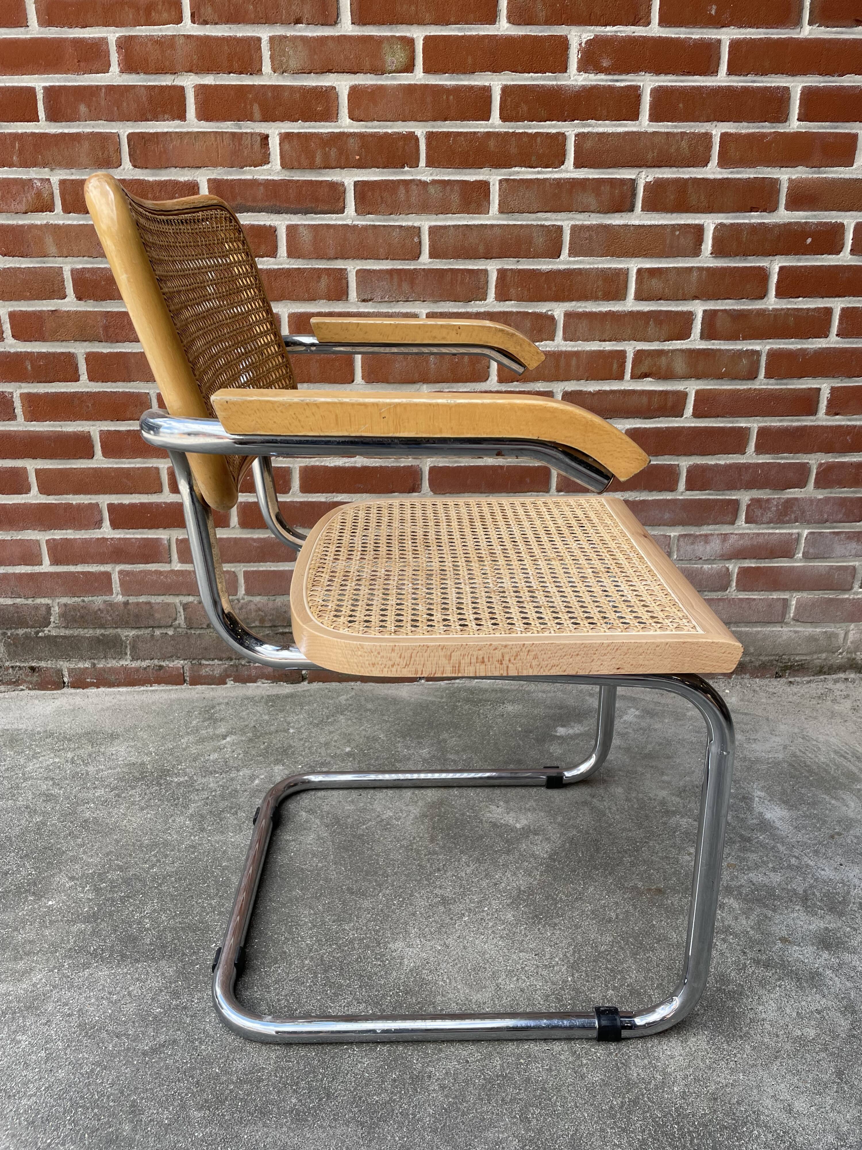 Cesca chair B64 with armrests by Marcel Breuer Design