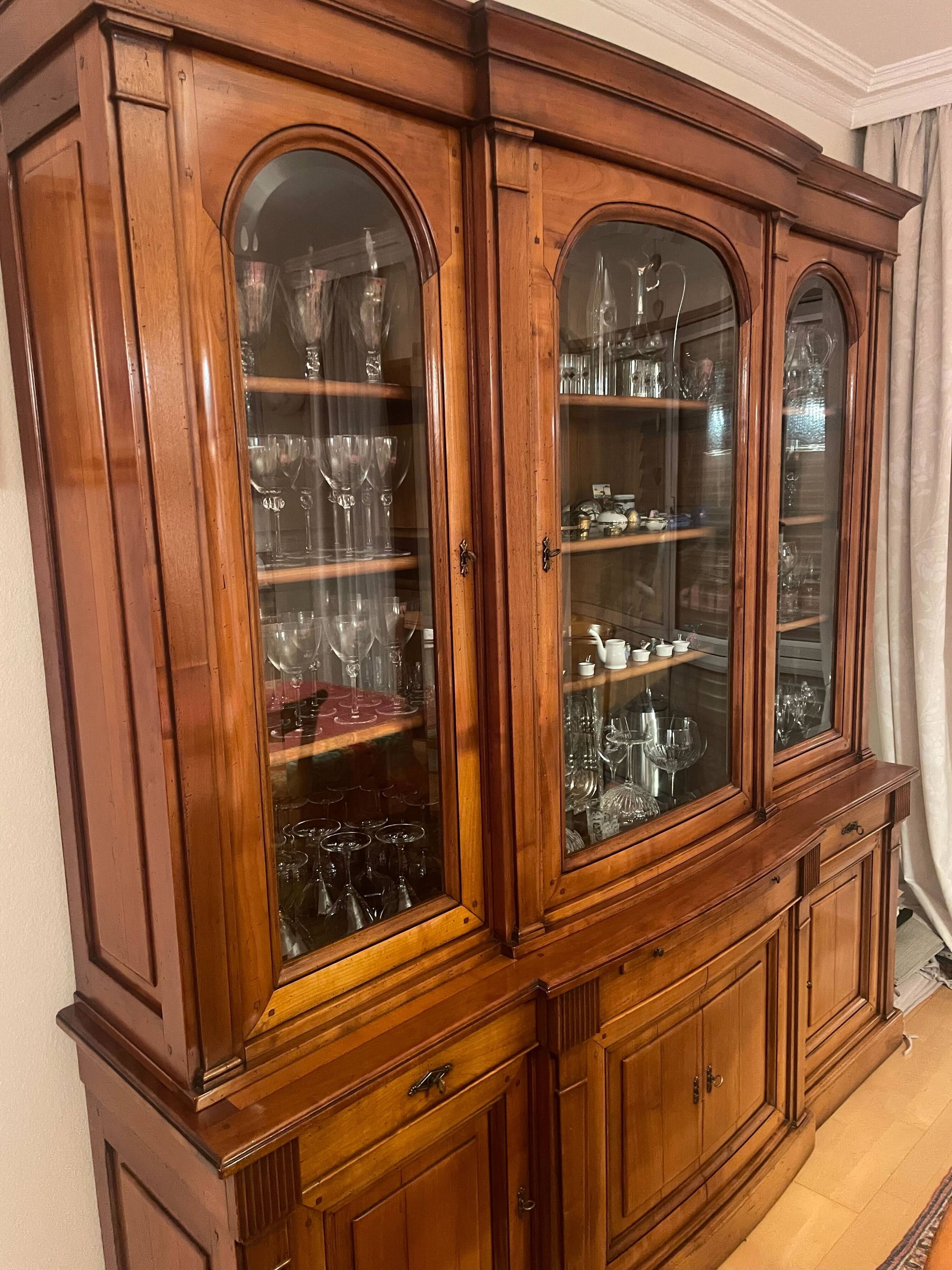 Solid wood dresser – classic style – very good condition