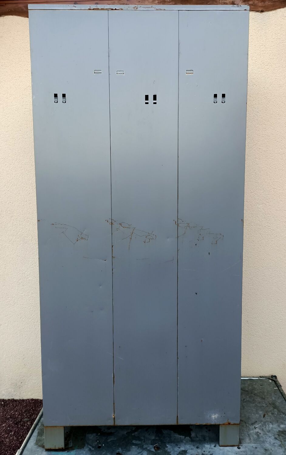 Metal cloakroom cabinet
