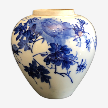 Vietnam 19th century vase made in China