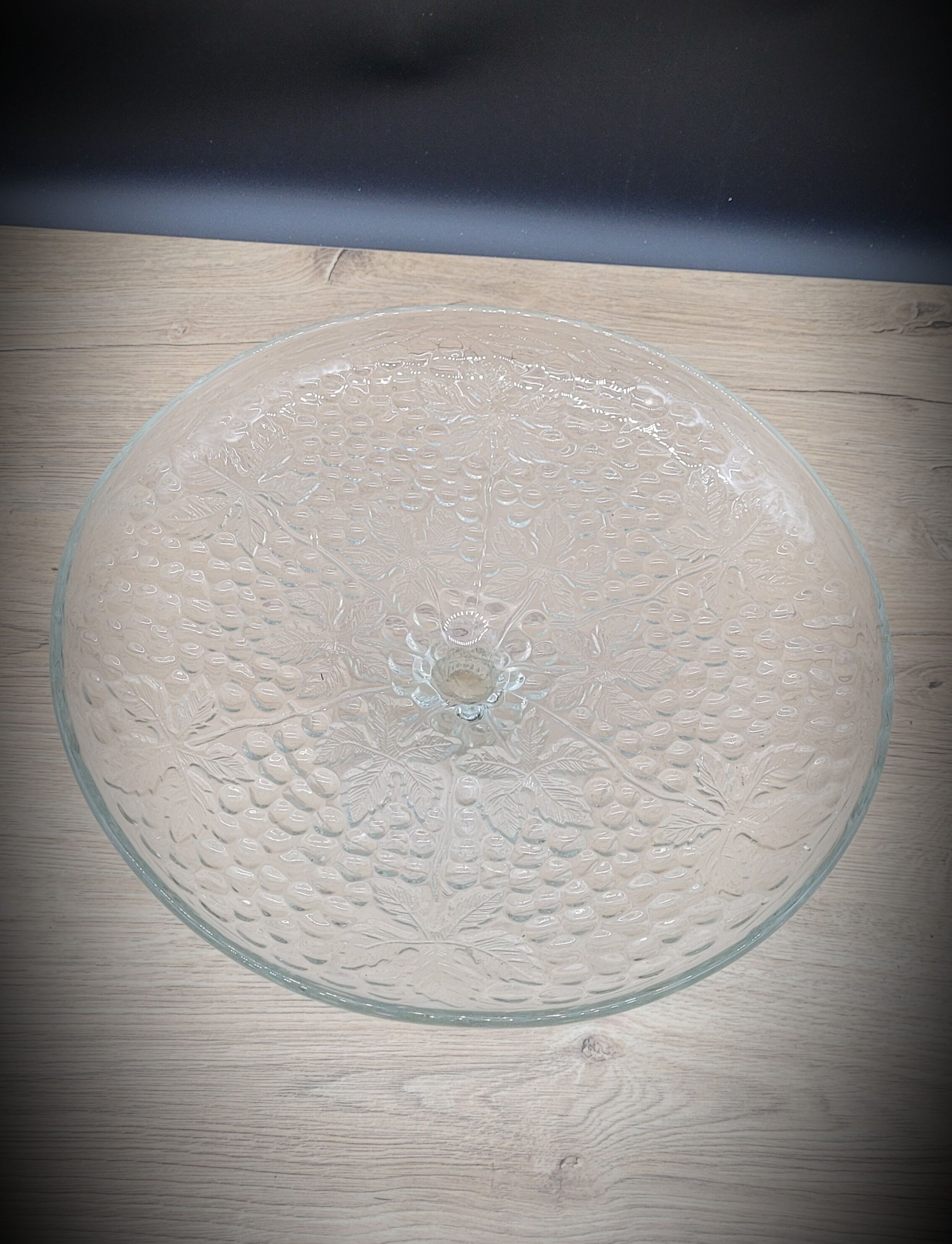Transparent vine cake dish