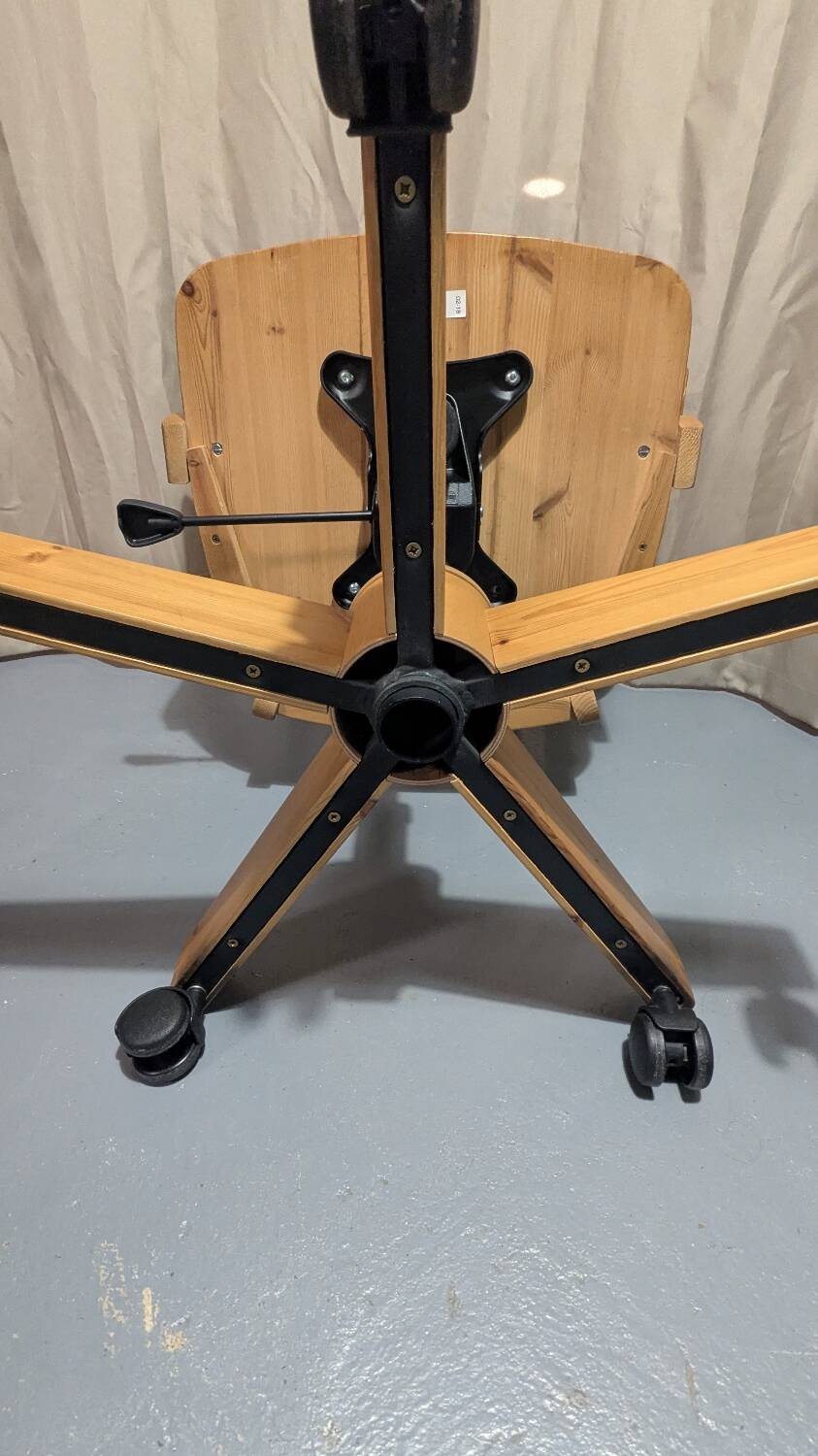 Chaise pivotante en pin massif modèle Joel par Ikea, fabriquée en Italie, années 1990.