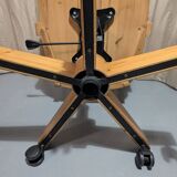 Chaise pivotante en pin massif modèle Joel par Ikea, fabriquée en Italie, années 1990.