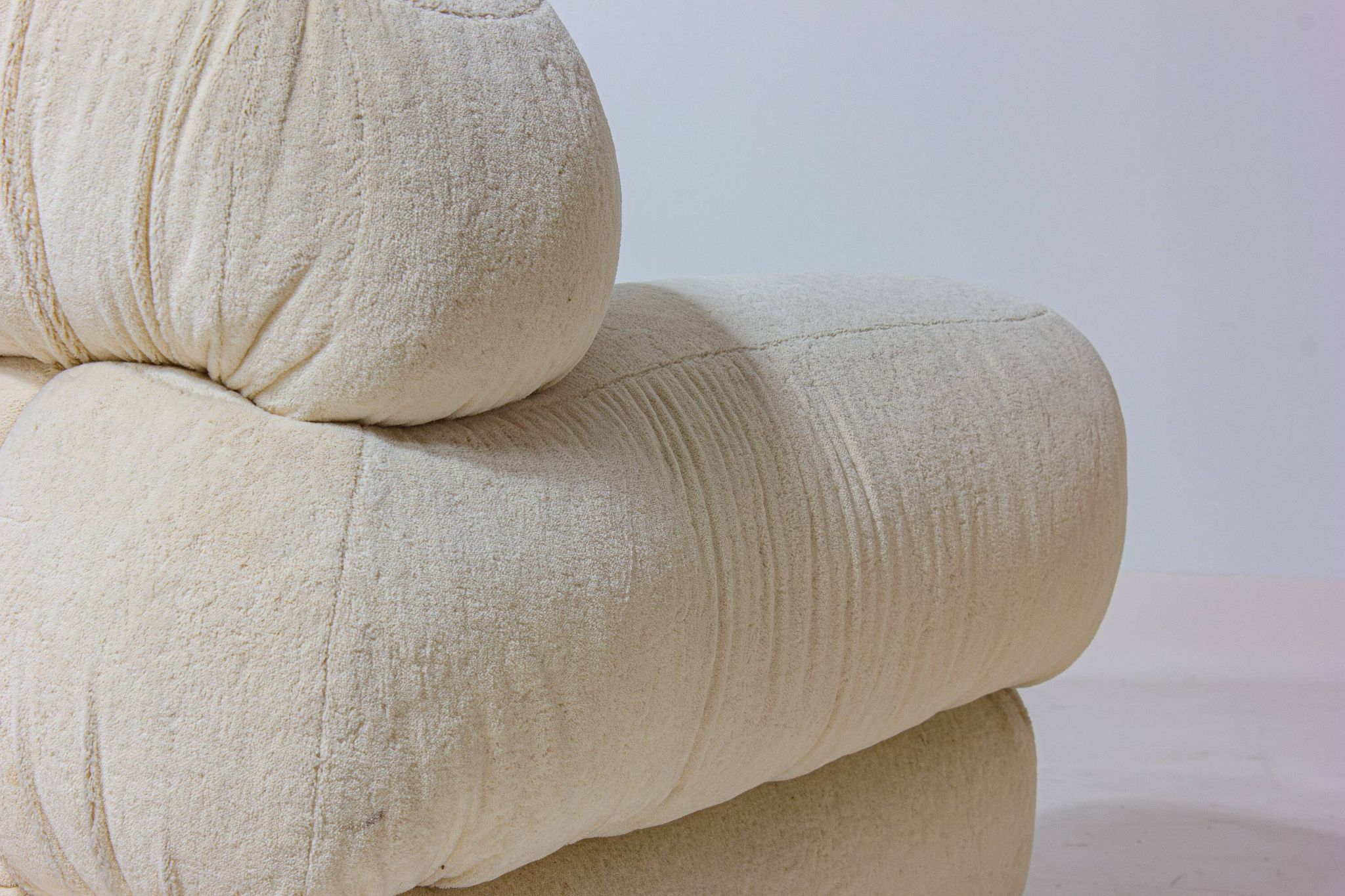 Elegant Italian lounge chairs in cream coloured fabric, 1970s