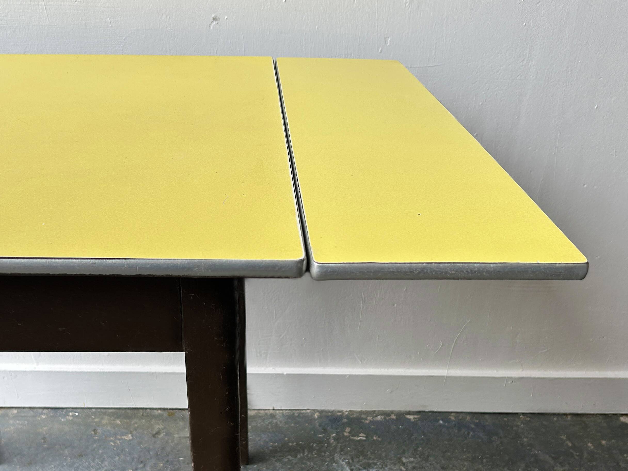 Mid-Century vintage 1960s dining / kitchen / Formica drop leaf table