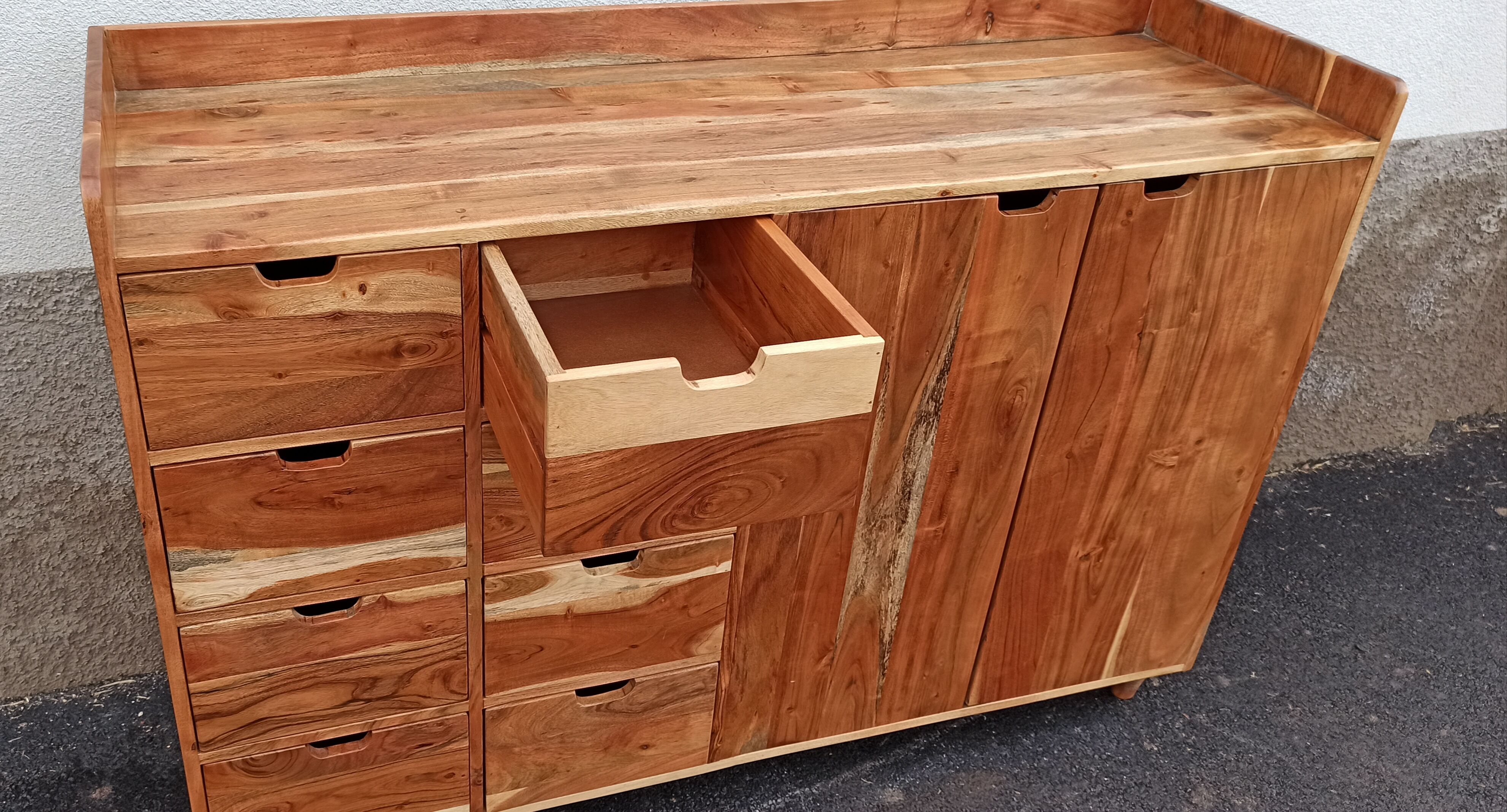 Wooden dresser with 8 drawers and 2 doors