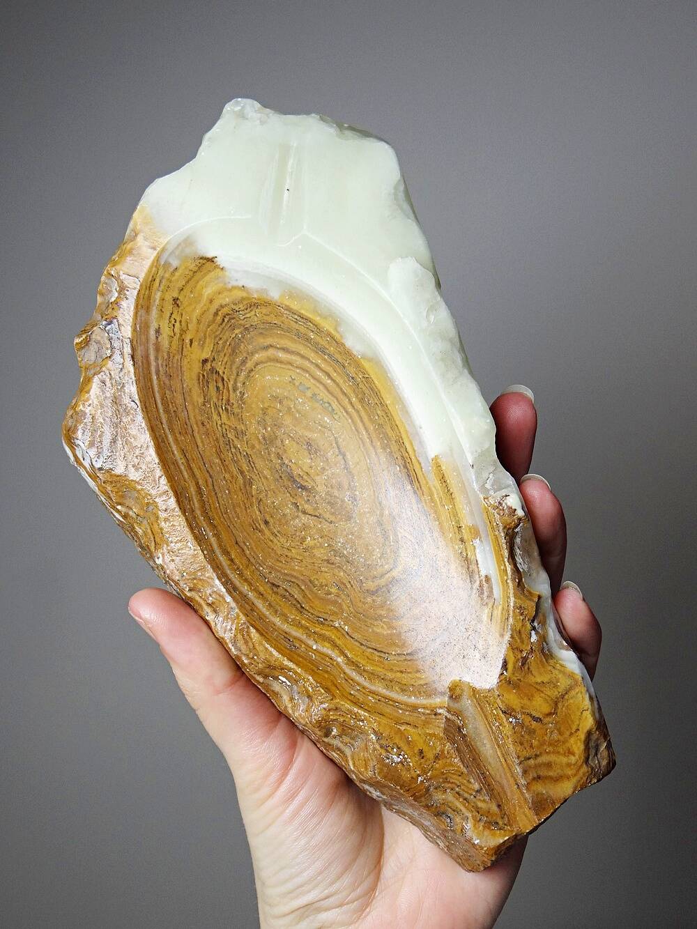 Brutalist vintage green onyx ashtray, 1950s-70s, Italy.