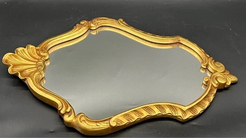 Miroir style baroque – bois doré sculpté – volutes et coquille